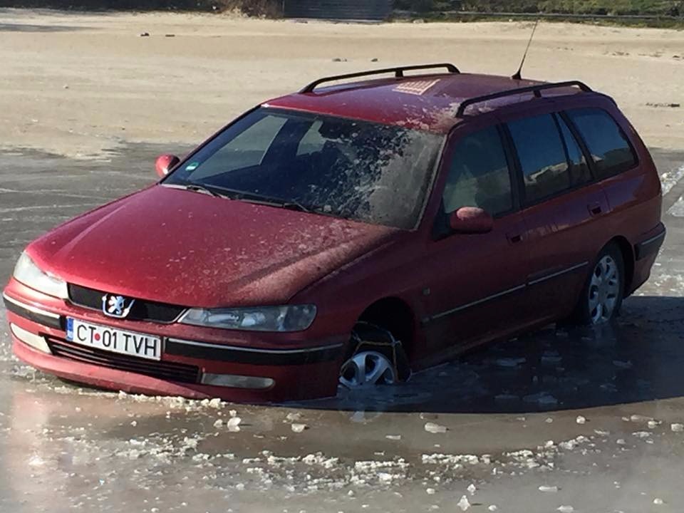 FOTO| Un constănțean a căzut cu mașina în mare după ce a încercat să o conducă pe gheața subțire de la mal