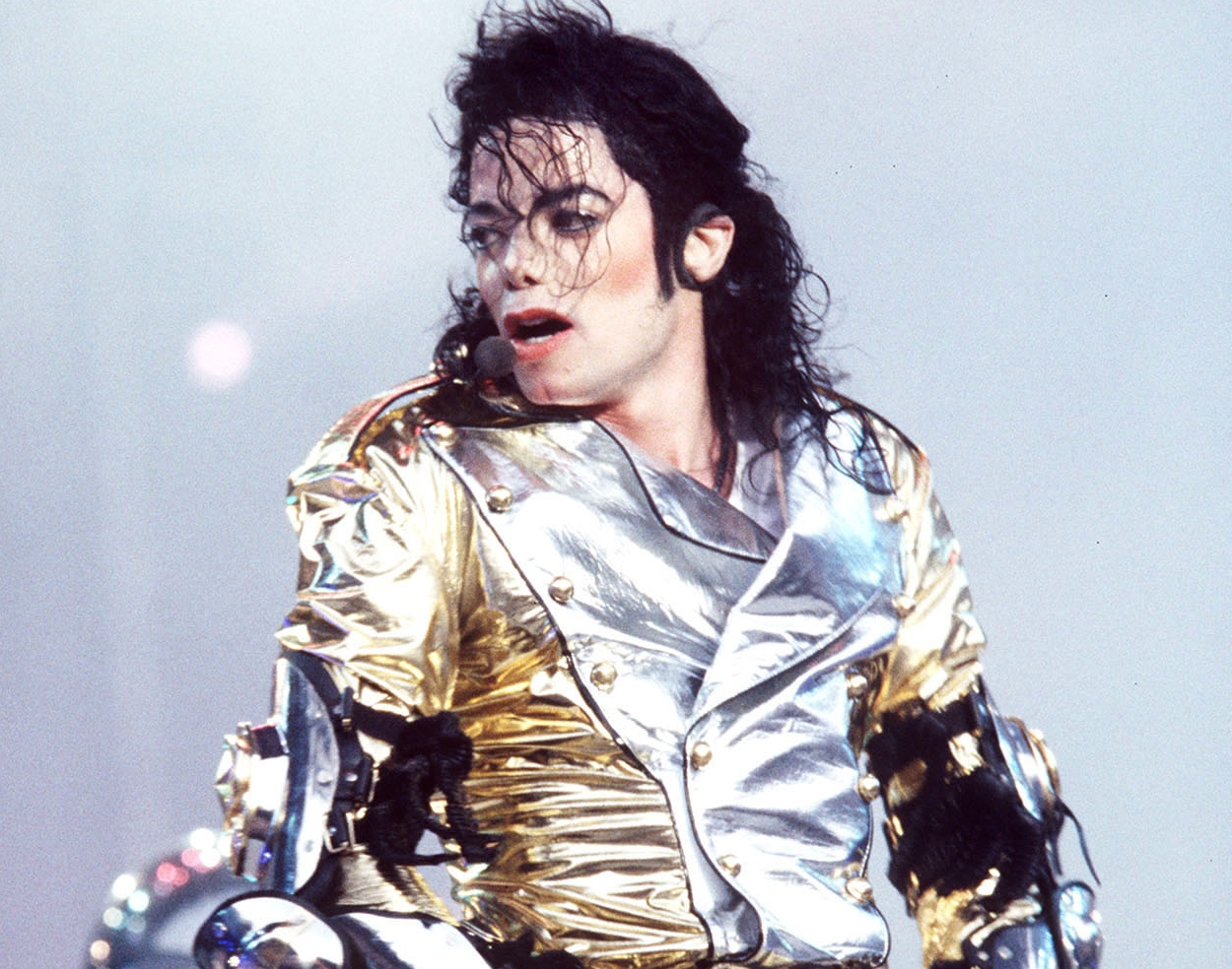 Paris Jackson se dezice de filmul despre tatăl ei: „Știe exact ce a făcut Michael Jackson”. Tânăra ține legătura cu familia unor presupuse victime ale „Regelui Pop”