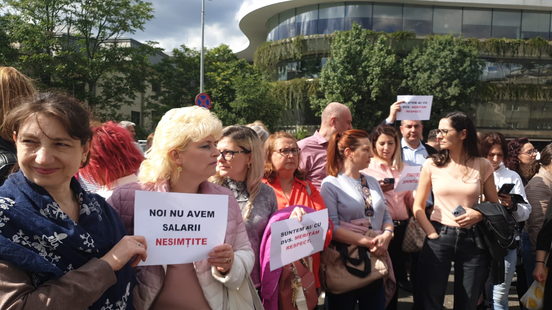 Protest spontan la Guvern. Angajații din aparatul de lucru al premierului vor salarii mai mari. Reacția lui Marcel Ciolacu