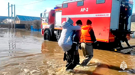 „Nincs idő a győzködésre” – Ha kell, erőszakkal evakuálják az embereket az oroszországi gátszakadás miatt