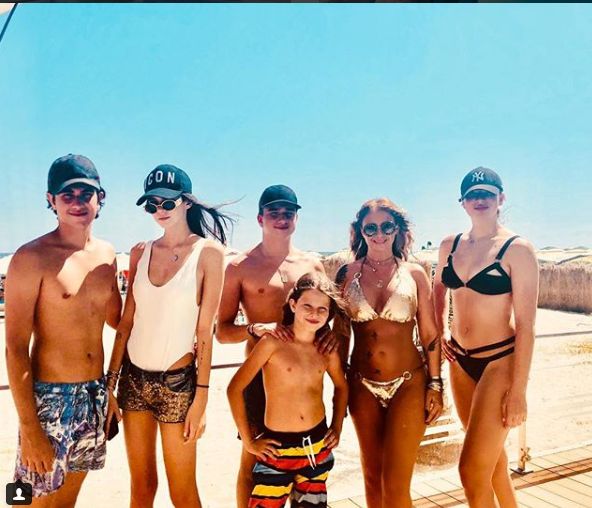 Anamaria Prodan, vacanță cu toți copiii la Mamaia. Și-a expus iar trupul în costum de baie minuscul | FOTO