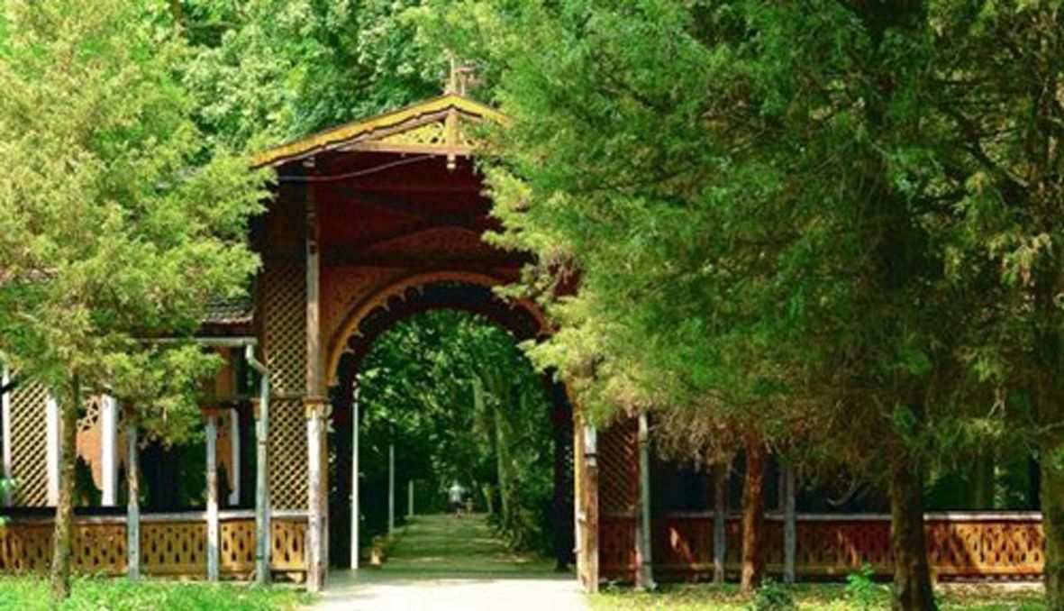 REPORTAJ/ Parcul prin care se plimba Împărăteasa Sissi va fi refăcut din temelii cu bani europeni. Are cea mai lungă alee acoperită din Europa/ FOTO