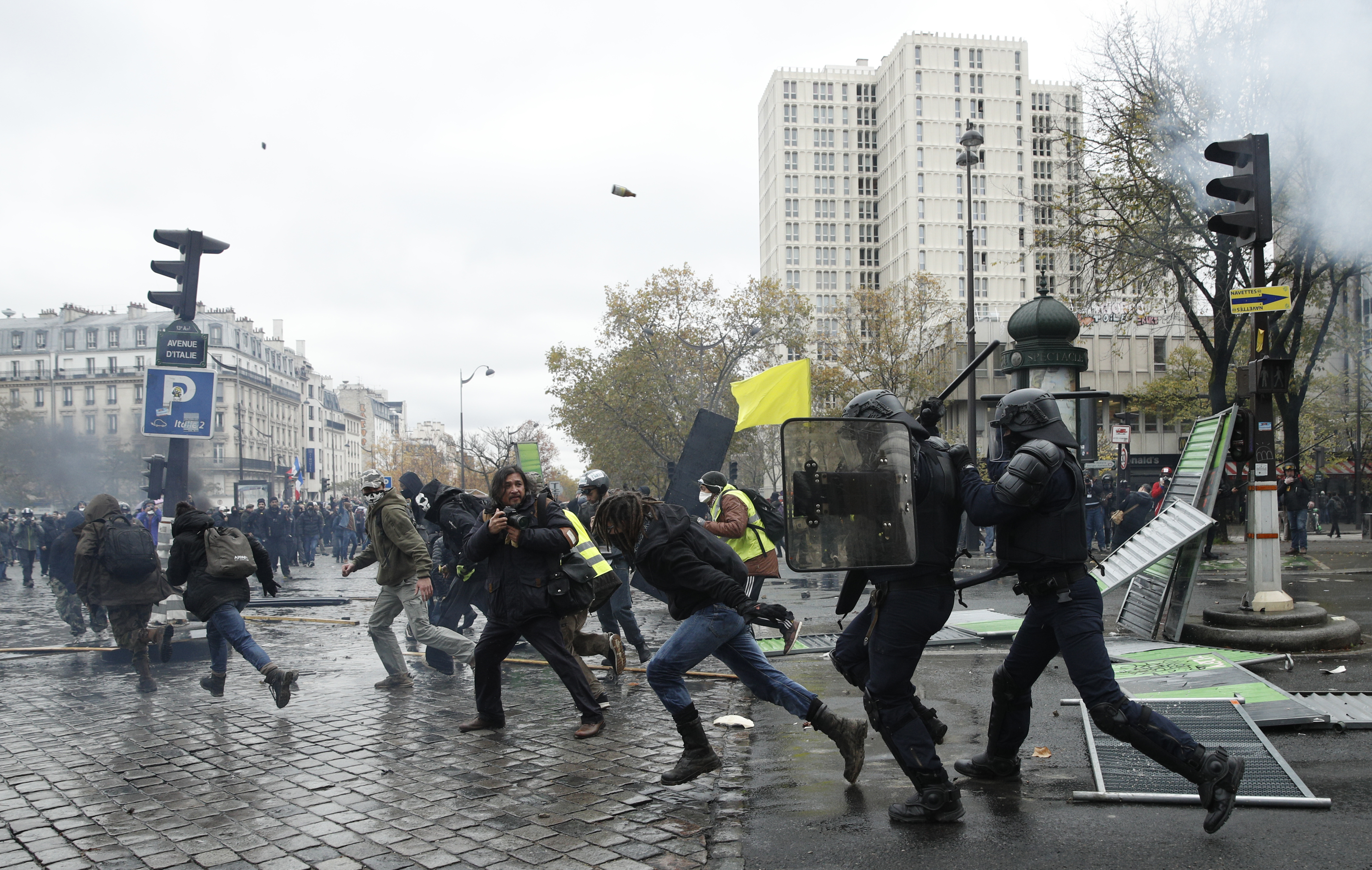 UPDATE | Noi violențe la Paris, la aniversarea unui an de la protestele „Vestelor Galbene”. Polițiștii au folosit gaze lacrimogene și au reținut peste 100 de persoane