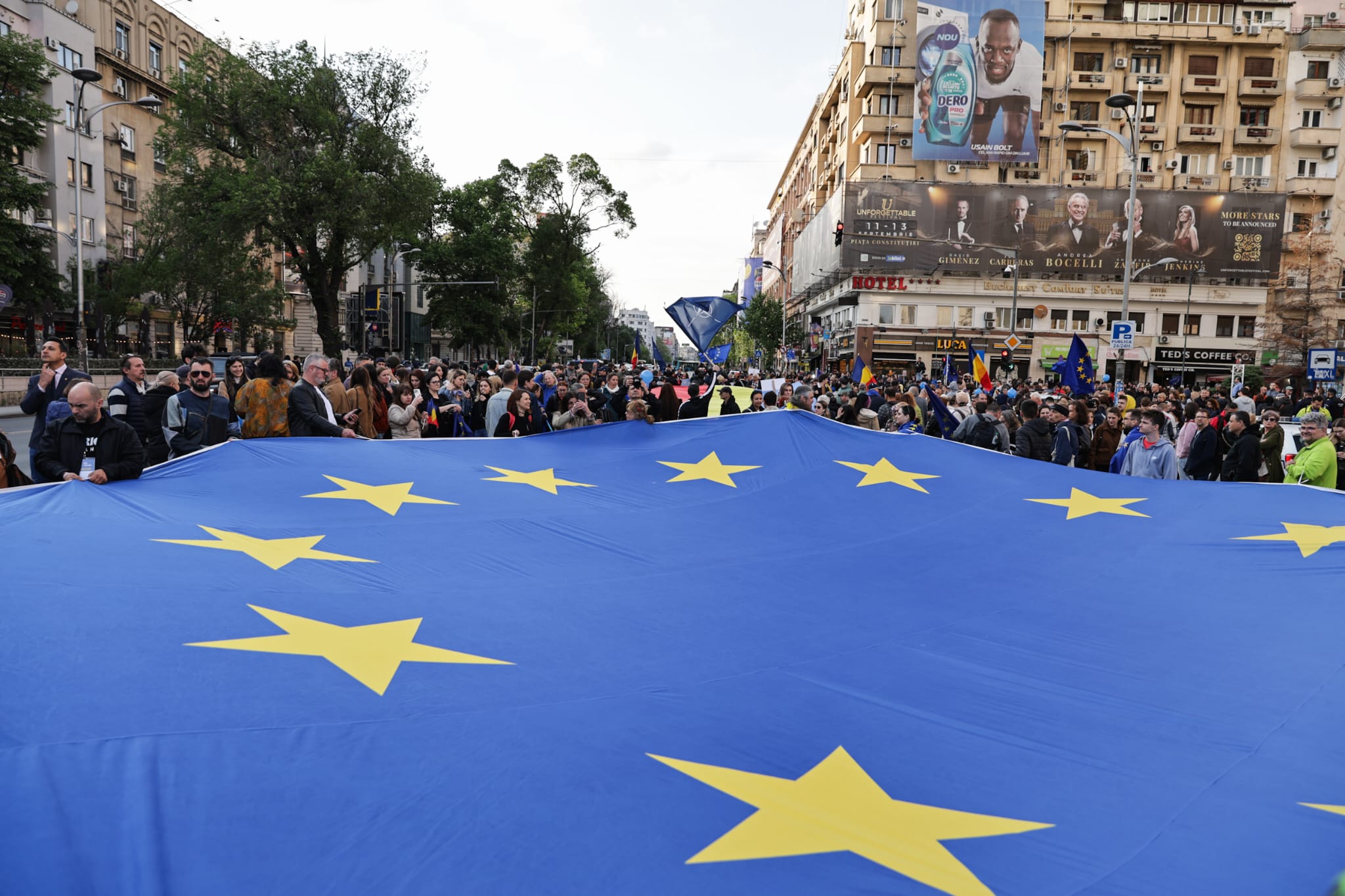 Miting pro Europa în București de Ziua Europei pentru susținerea apartenenţei la UE. Lumea a cântat „Imnul golanilor” și „Insieme”. Câți oameni au fost