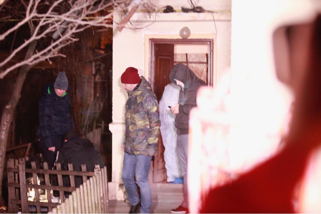 FOTO/Un tânăr și-a înjunghiat mortal unchiul, fost cadru militar. Vecinii spun că se droga şi avea un anturaj dubios