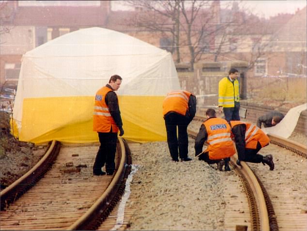 GALERIE FOTO | Momentul emoționant în care o fetiță plânge la mormântul fratelui ei