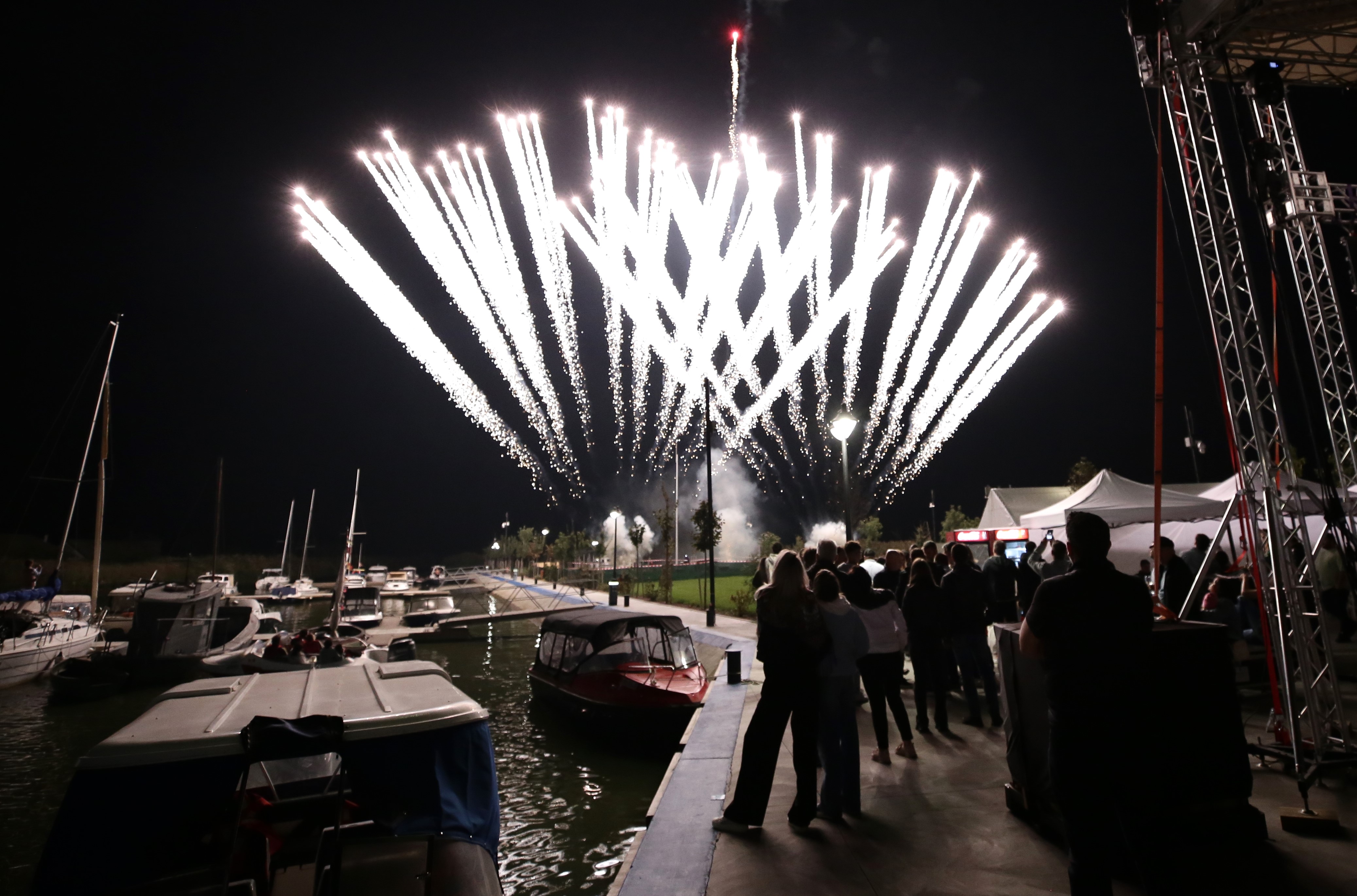 Seară latino la Festivalul Borșului Lipovenesc din Jurilovca. Concertul Gipsy Kings s-a prelungit cu un spectaculos foc de artificii: „România, I love you!” | FOTO REPORTAJ