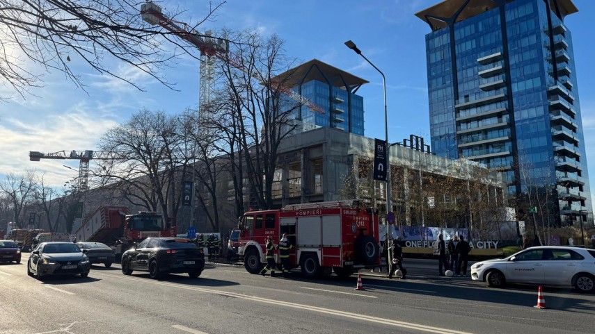 Intervenție de urgență pe un șantier din București. O persoană a fost prinsă sub o placă de beton
