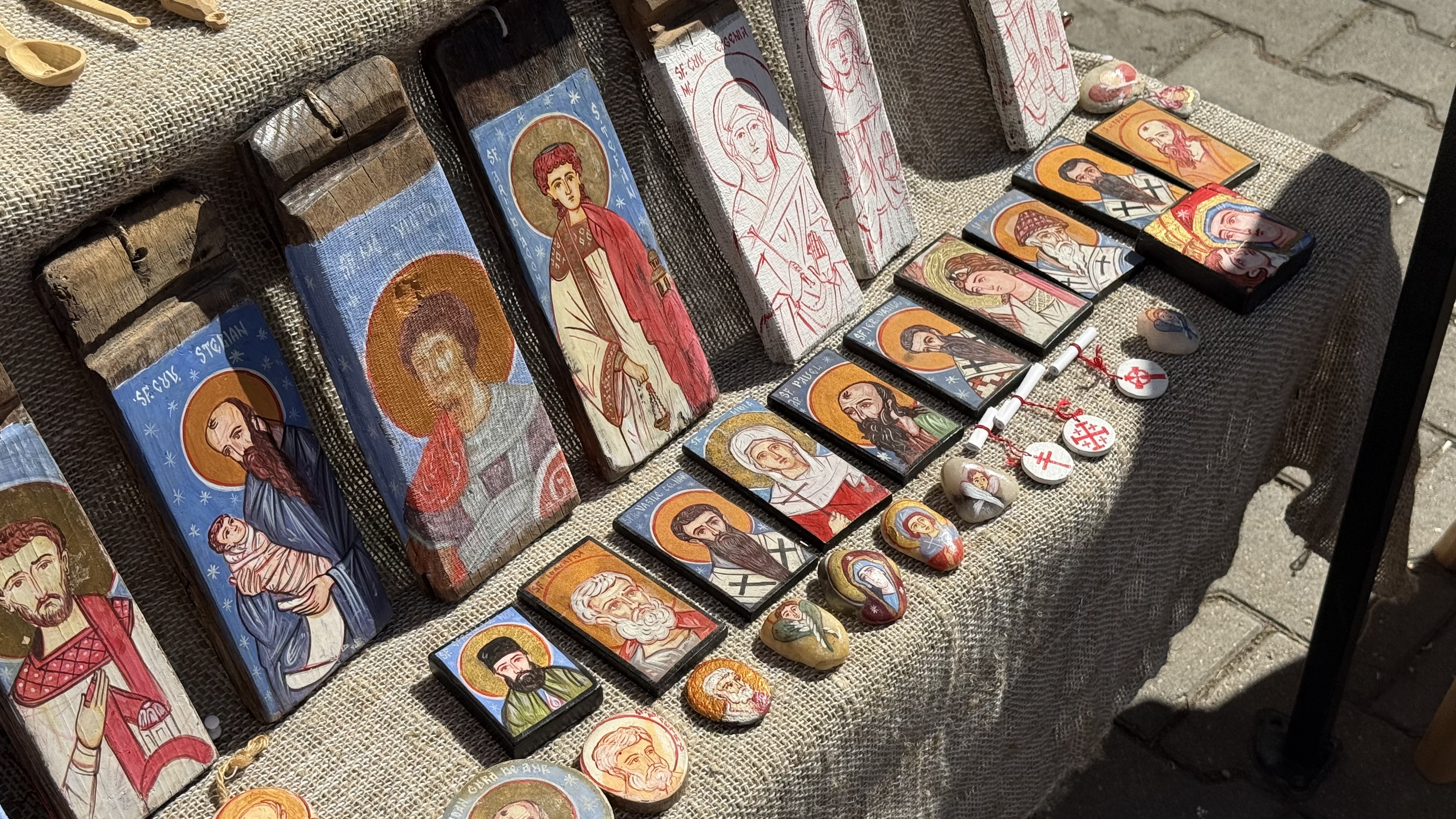 Teodore-Adrian Negoiță, artistul care transformă icoanele și lingurile de lemn în povești vii ale satului românesc: „Am pictat pe pietre, pe coajă de ou sau pe scoarță de copac”
