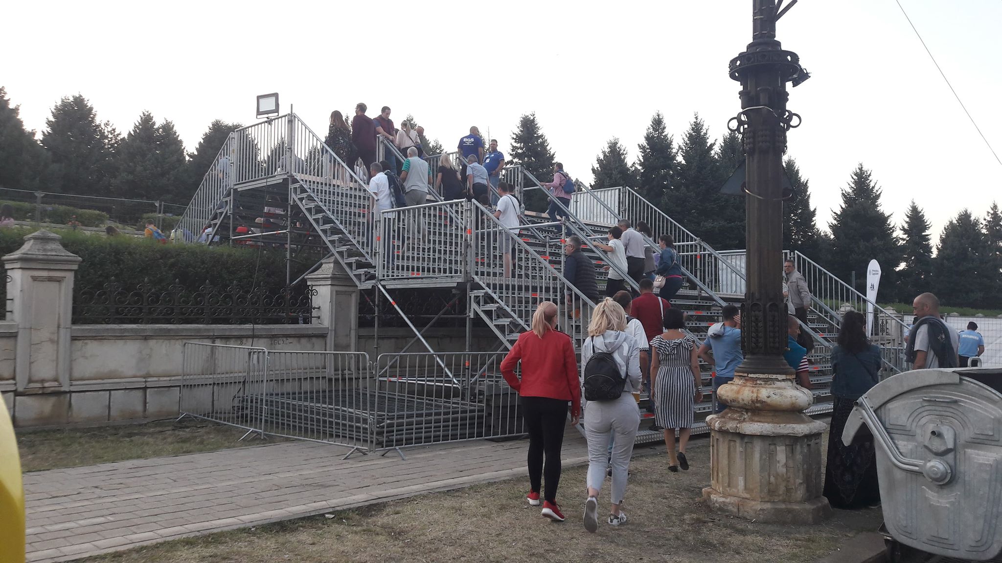 FOTO/ Soluția găsită de Primărie pentru concertul lui Rod Stewart. Pasarele montate pentru ca oamenii să poată intra în curtea Parlamentului