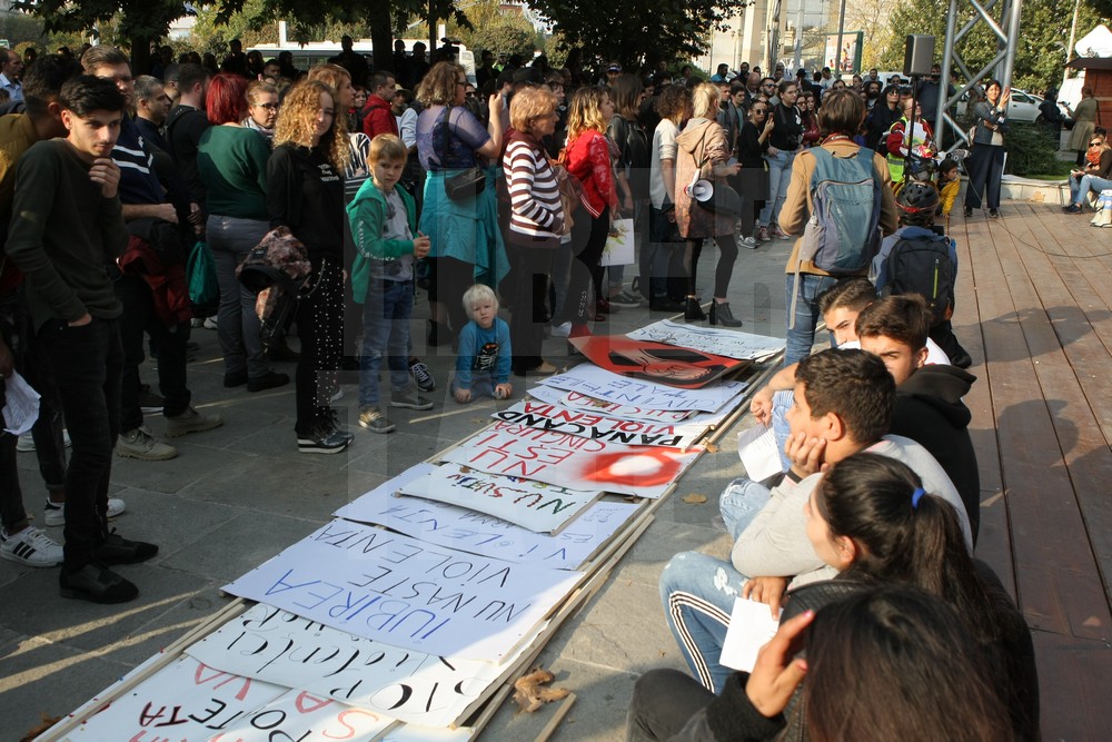 GALERIE FOTO/ Marş împotriva violenţei domestice, în Bucureşti: "Împreună pentru siguranţa femeilor"