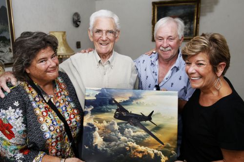 FOTO | Reuniune emoționantă. După 76 de ani, s-a întâlnit cu copiii celui pe care l-a salvat dintr-un avion în flăcări