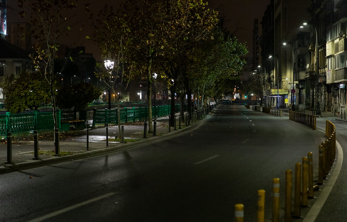 Petrecăreți prinși fără adeverințe și comentarii ironice, la filtrele de noapte ale Poliției, în carantina parțială: “Noaptea umblă virusul tare de tot. Ziua nu mai umblă”