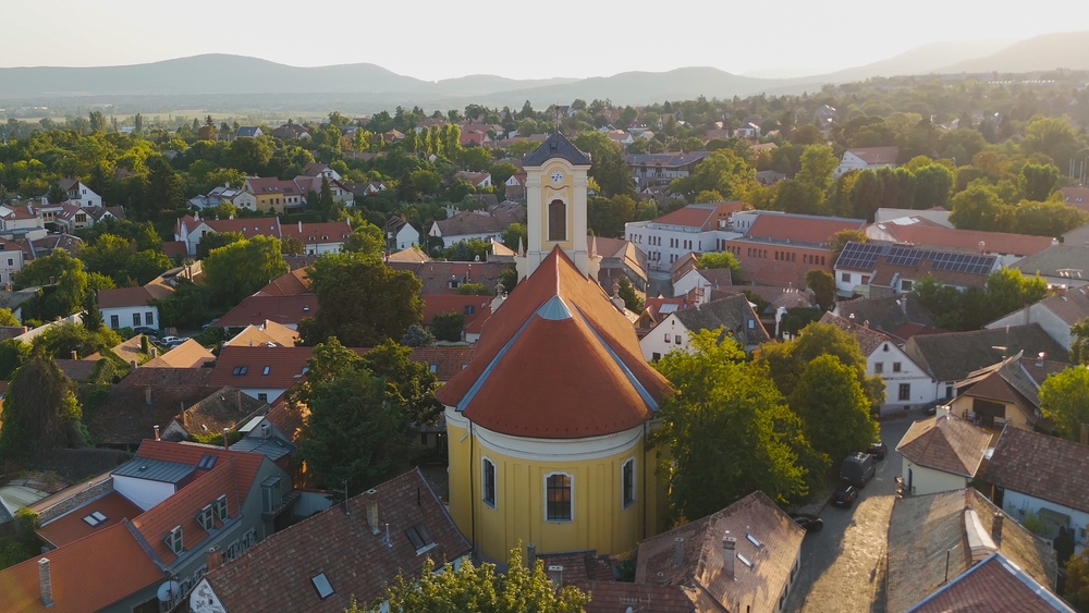 Visszavonta a szentendrei önkormányzat a pedofília miatt örökre eltiltott pap kitüntetését
