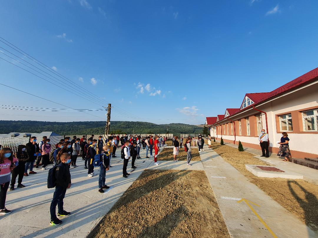 14 ani a durat construirea școlii din Fâstâci inaugurată azi, în pandemie. Cum a arătat prima zi de școală din localitatea vasluiană