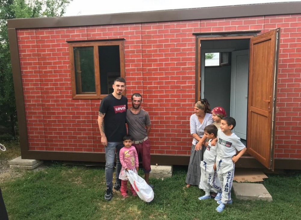 Dinamovistul Hanca "a adoptat" o familie de oameni sărmani dintr-un sat din Bărăgan / GALERIE FOTO