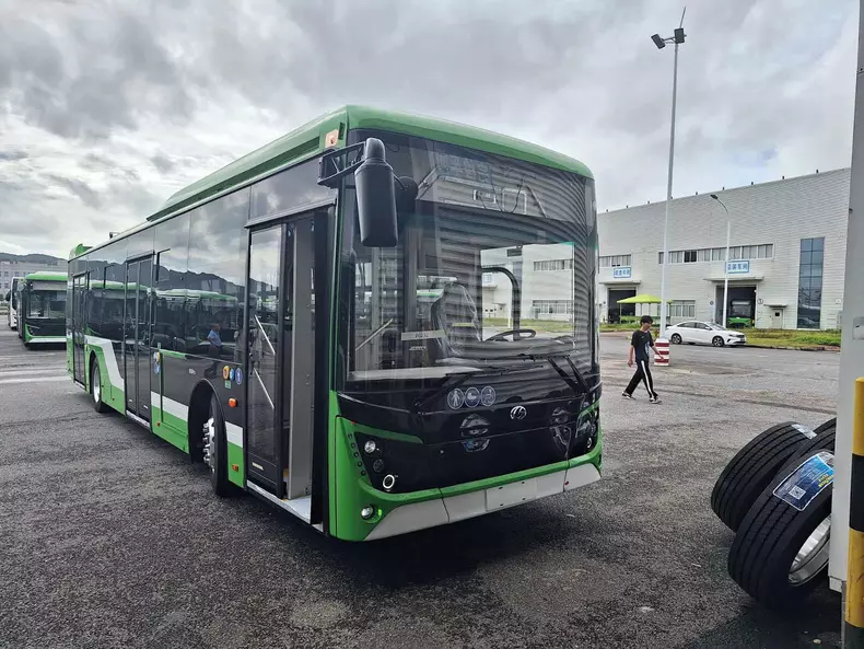 Primele 51 de autobuze electrice din China cumpărate de Primăria Capitalei au ajuns în țară. Când vor intra în circulație