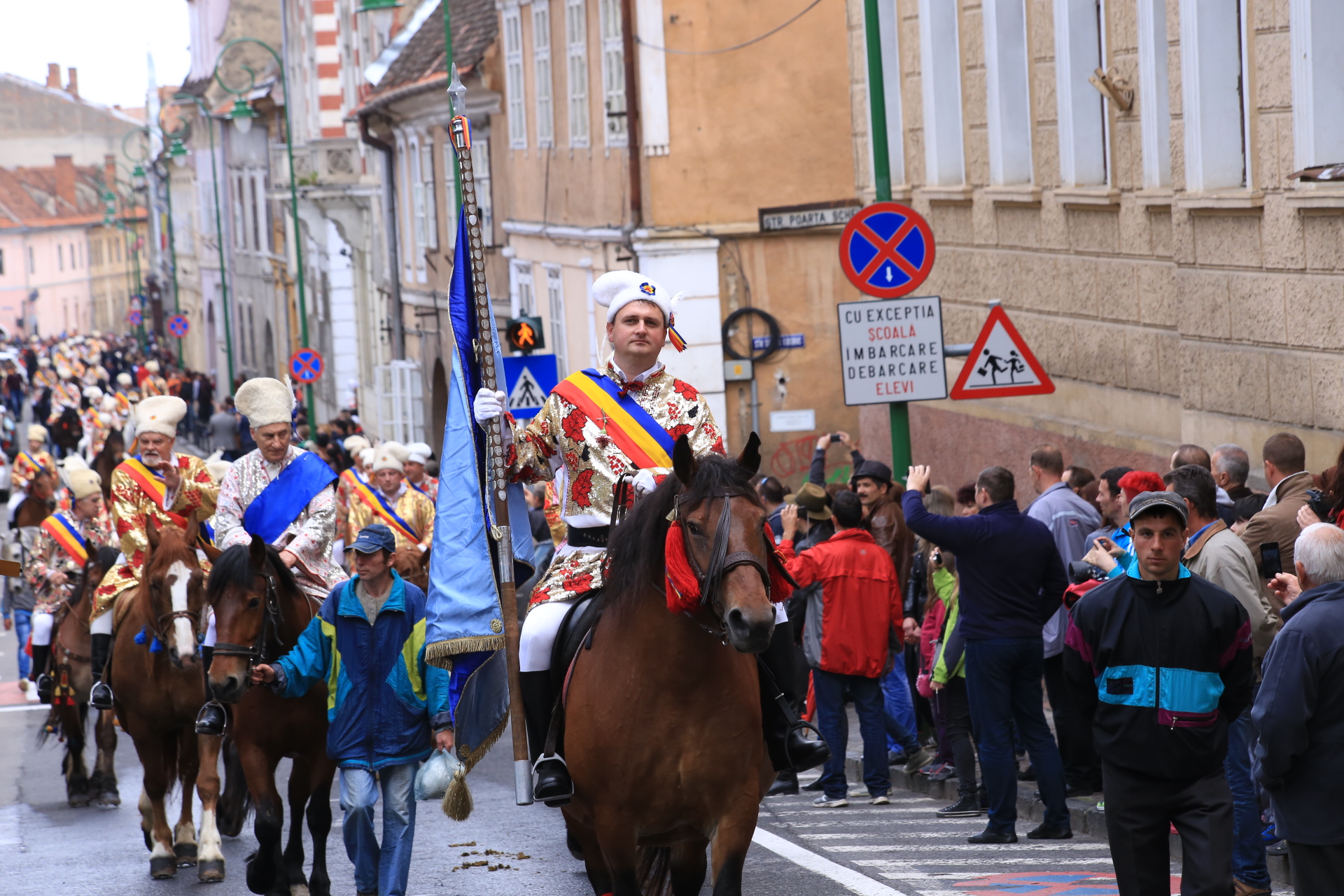 Mii de oameni au asistat la Parada Junilor la Brașov | GALERIE FOTO