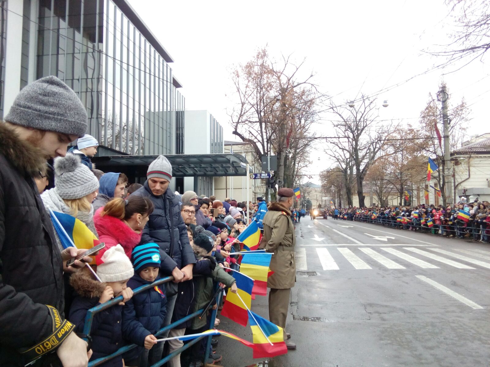 Buzoienii, dezamăgiți că militarii nu au mai defilat cu tehnica din dotare| FOTO/VIDEO