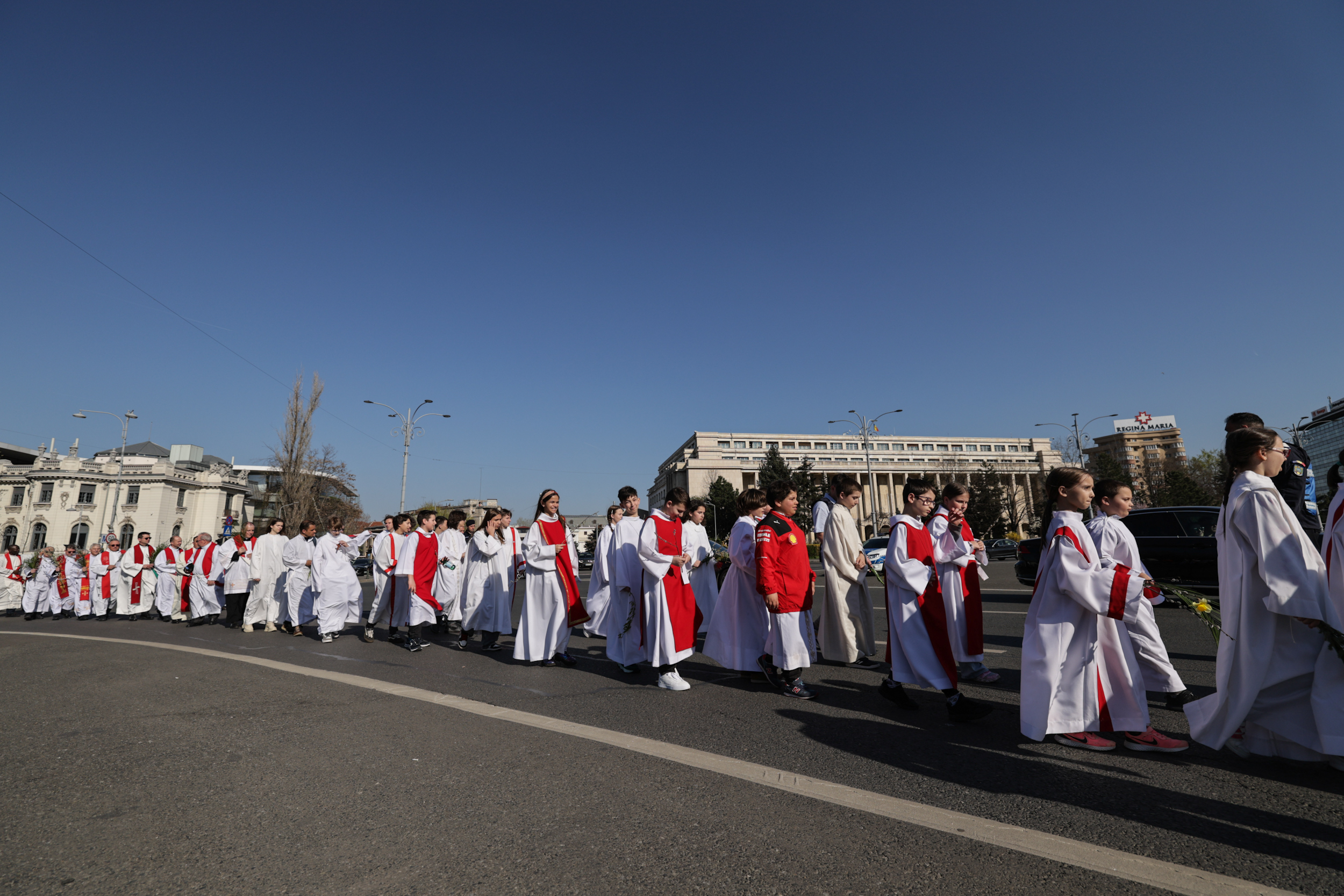 Catolicii au sărbătorit Floriile. Imagini de la procesiunea religioasă din București, care a dus la restricții în trafic