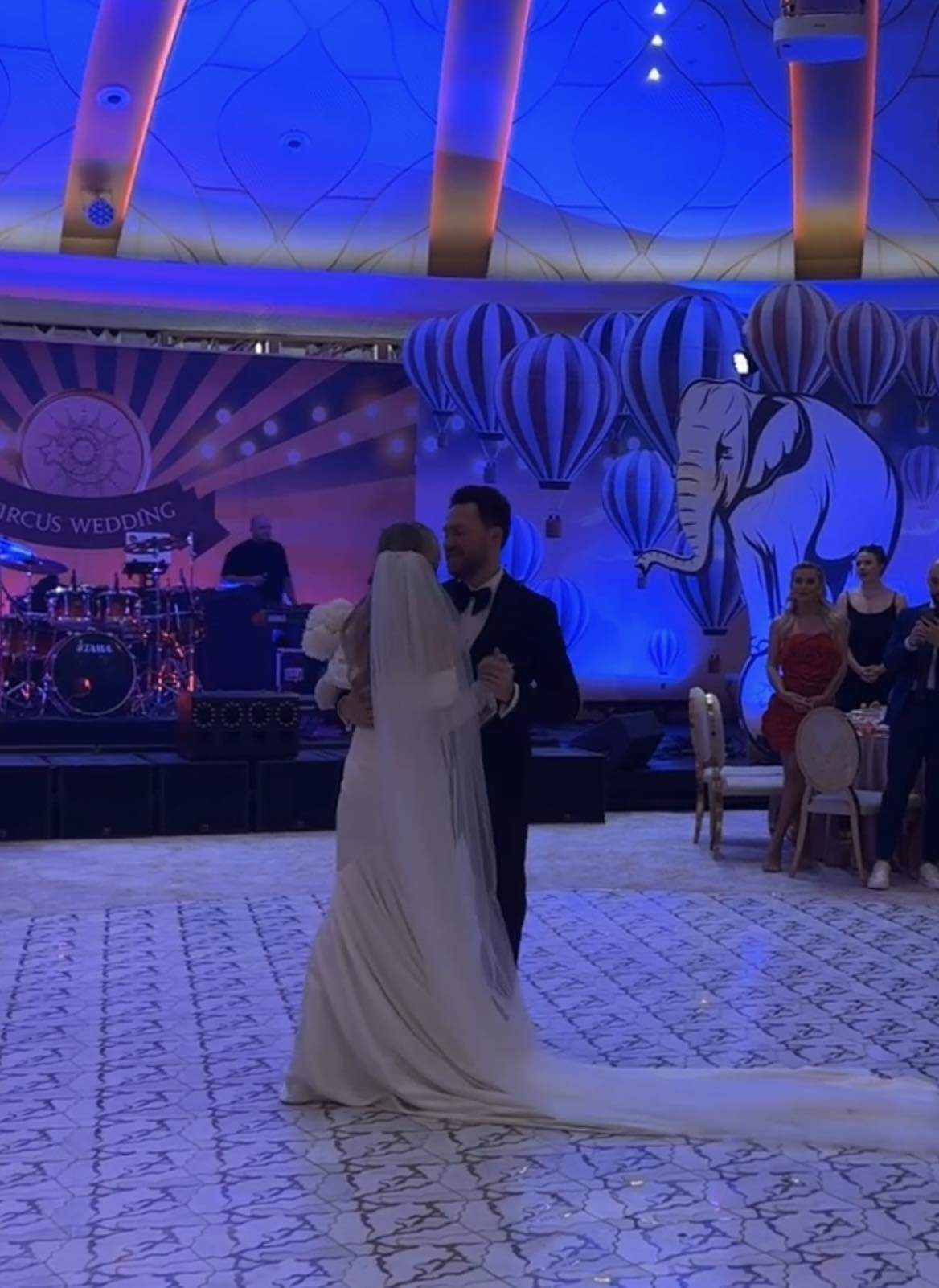Imagini de la nunta Roxanei Hulpe. Tatăl preot a condus-o la altar, iar Cabral și Andreea Ibacka au fost nași