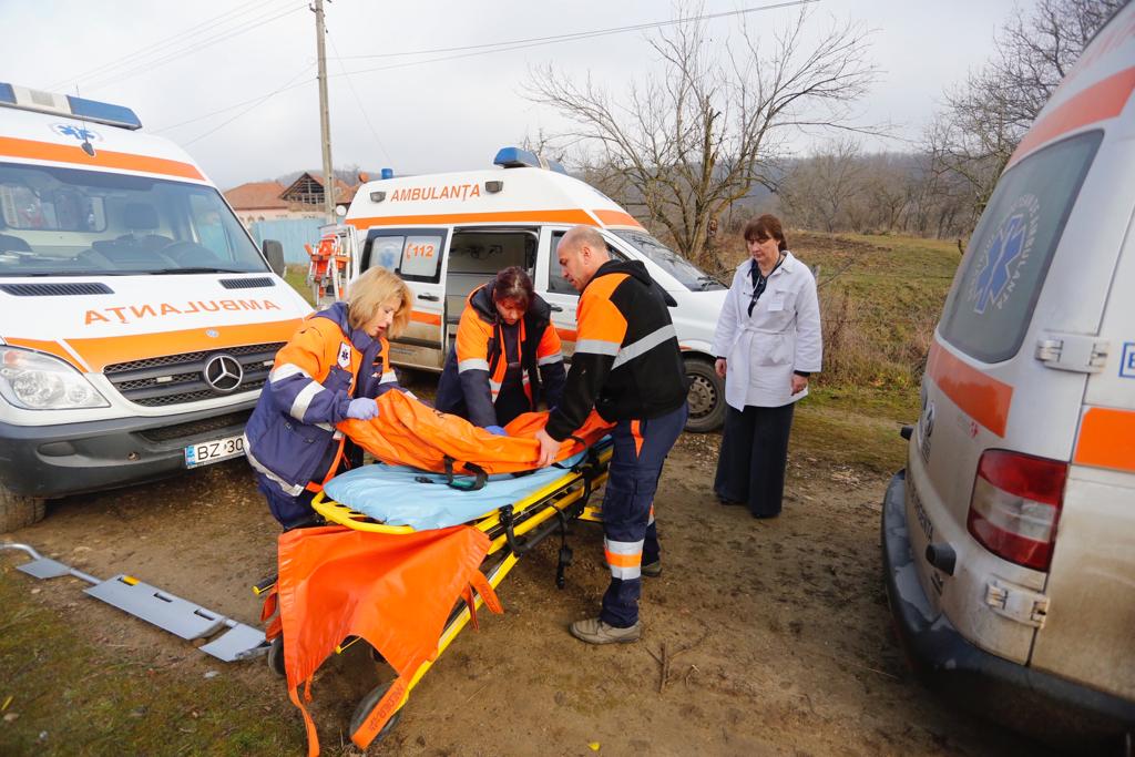 UPDATE/ Șase femei  au căzut în pârâu după ce puntea pe care o traversau s-a rupt. Starea victimelor (FOTO)