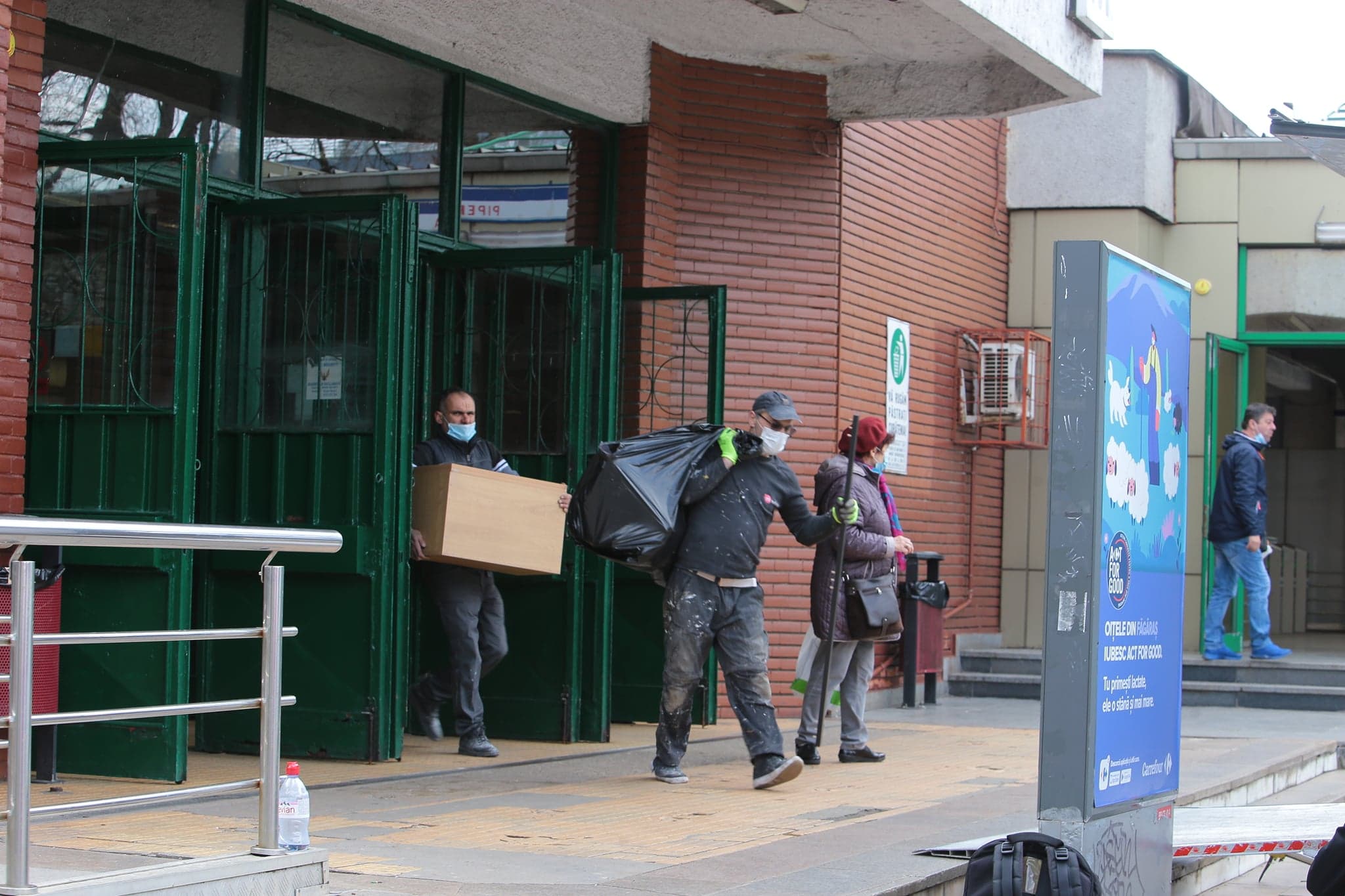 A doua zi de evacuare la metrou. Patronii magazinelor de la Pipera și-au strâns singuri marfa