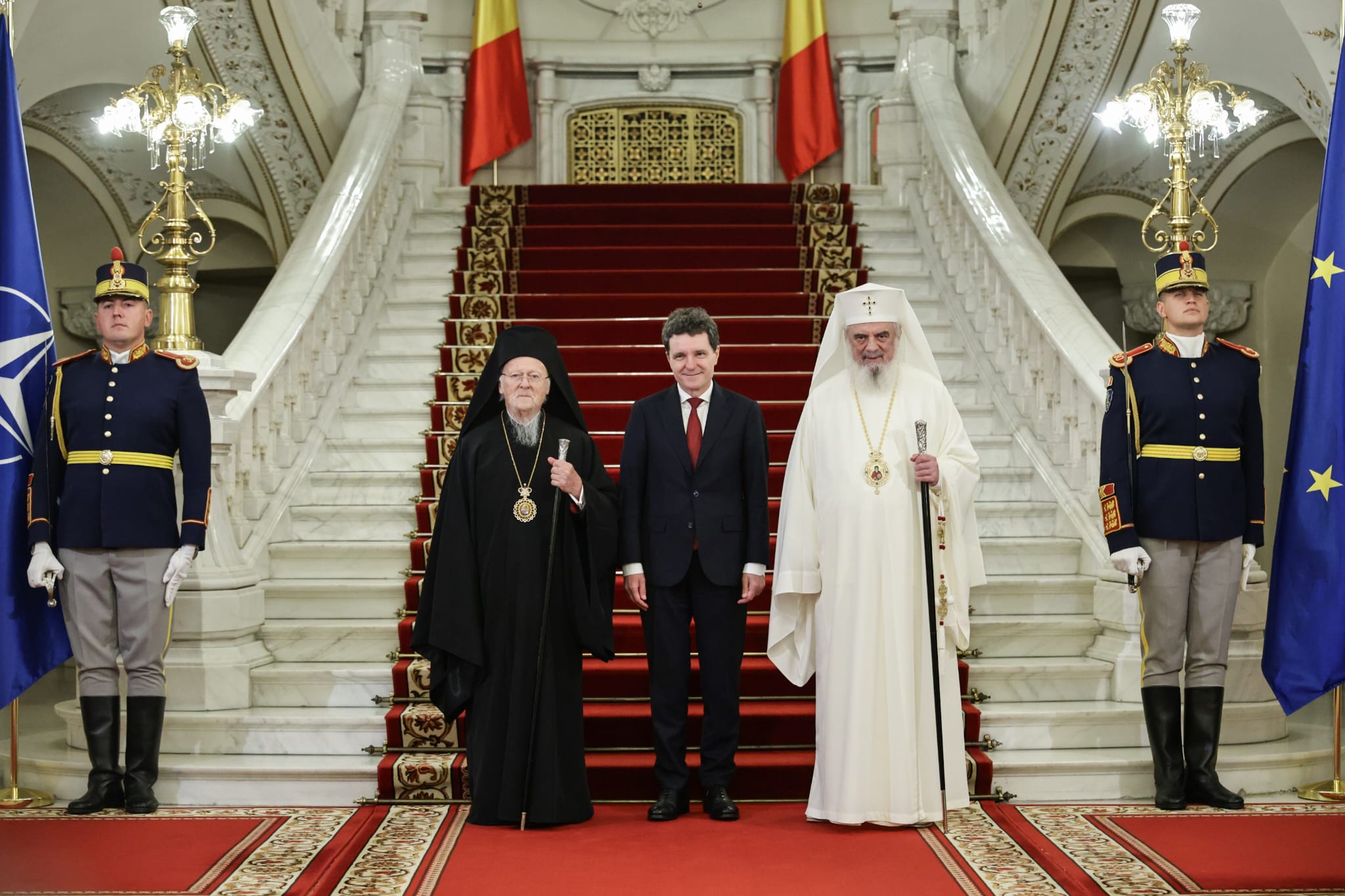 Bartolomeu I, decorat de Nicușor Dan după sfințirea Catedralei Neamului: „România trăieşte un moment istoric”