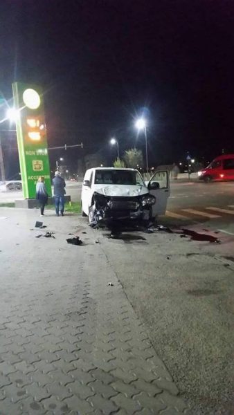 Accident în Arad în apropierea unui cimitir. Trei tineri au ajuns la spital