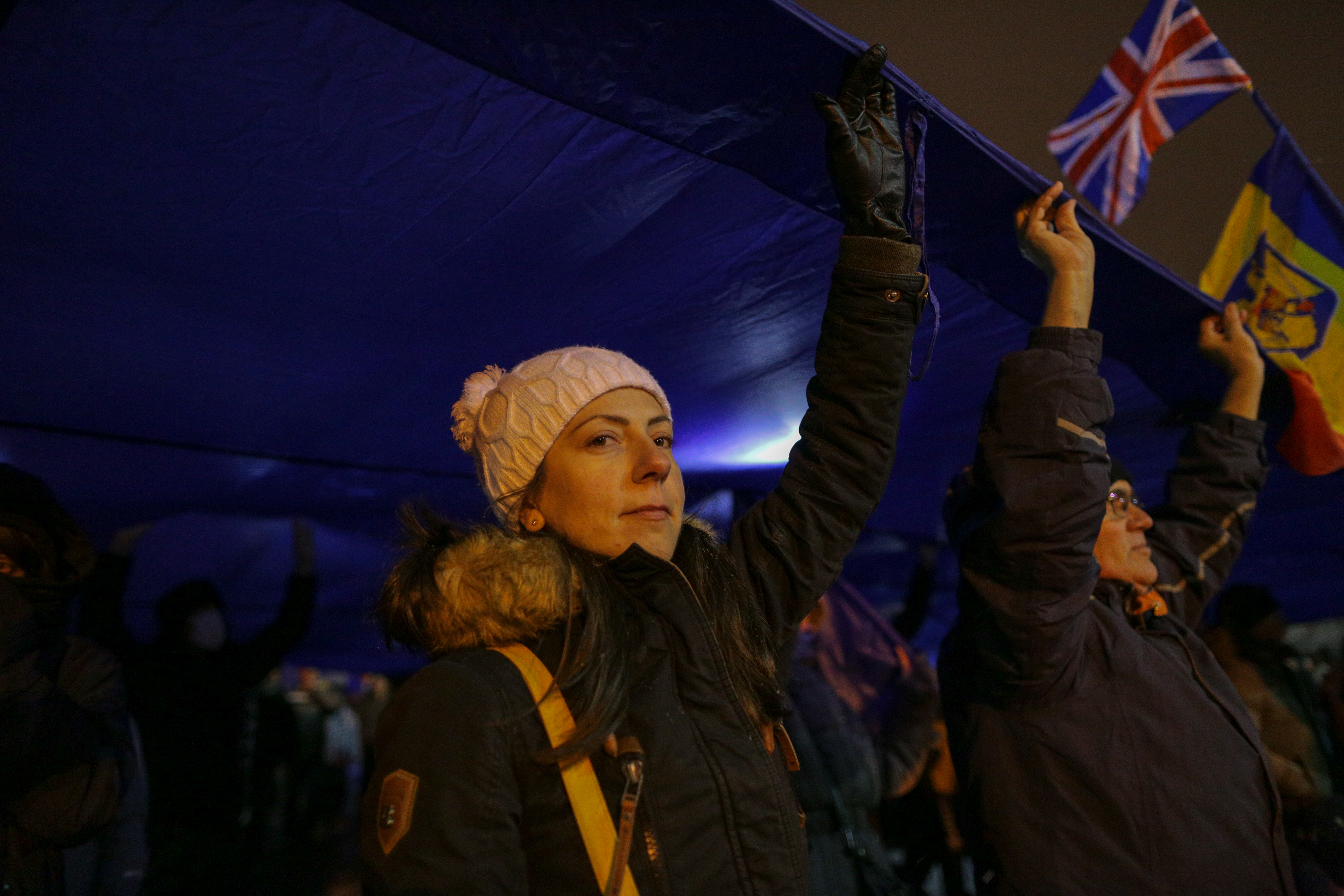 VIDEO/ Proteste în București, în fața Guvernului, și în principalele orașe din țară. Cioloș și Barna, prezenți în Piața Victoriei
