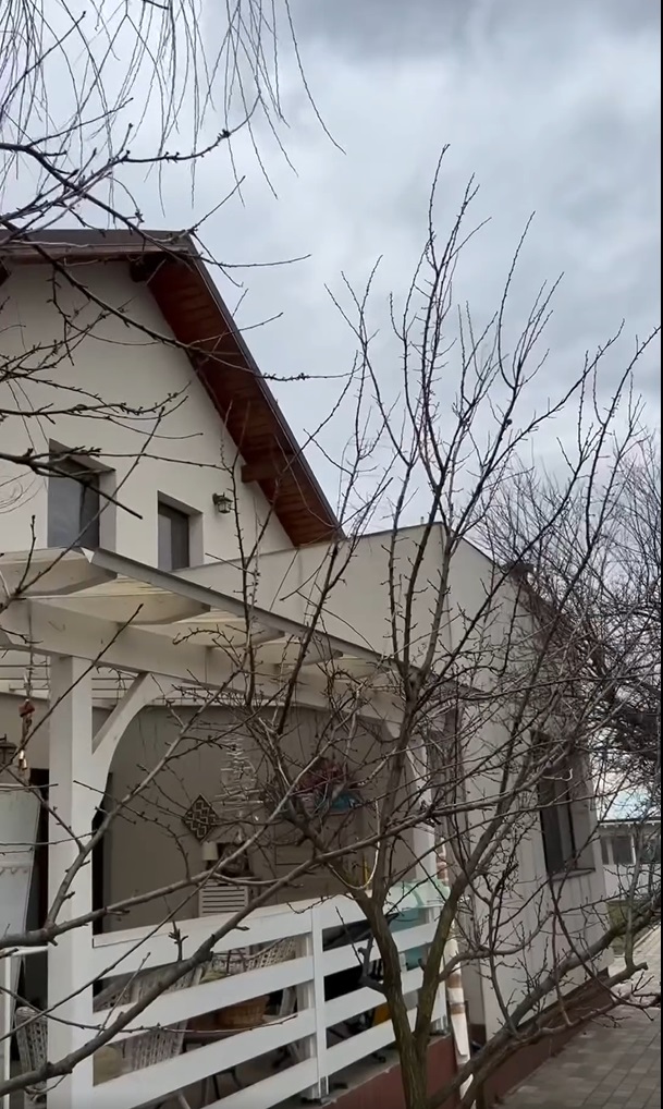 Imagini cu casa de la țară în care locuiește Oreste cu familia. Și-a construit în satul Fundeni, în Călărași, o locuință cu mai puțin de 60.000 de euro