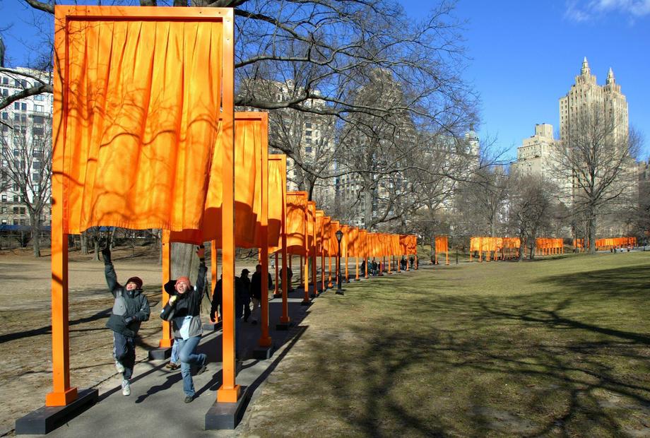 Christo, artistul bulgar care a „împachetat” lumea, a murit la 84 de ani. Lucrările sale au cucerit New York, Berlin și Londra
