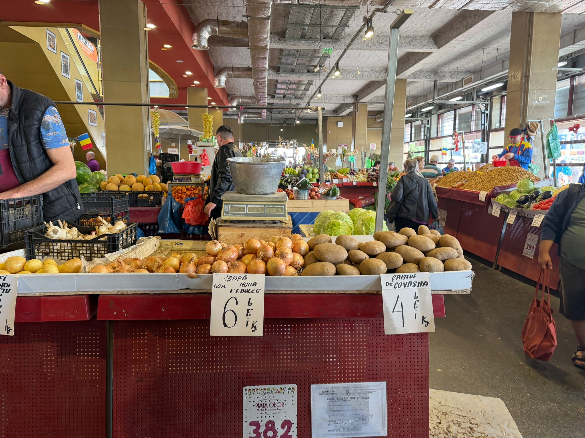 Cât costă legumele românești în Piața Obor. Prețurile pentru roșii, castraveți, cartofi, ardei, ceapă și fasole