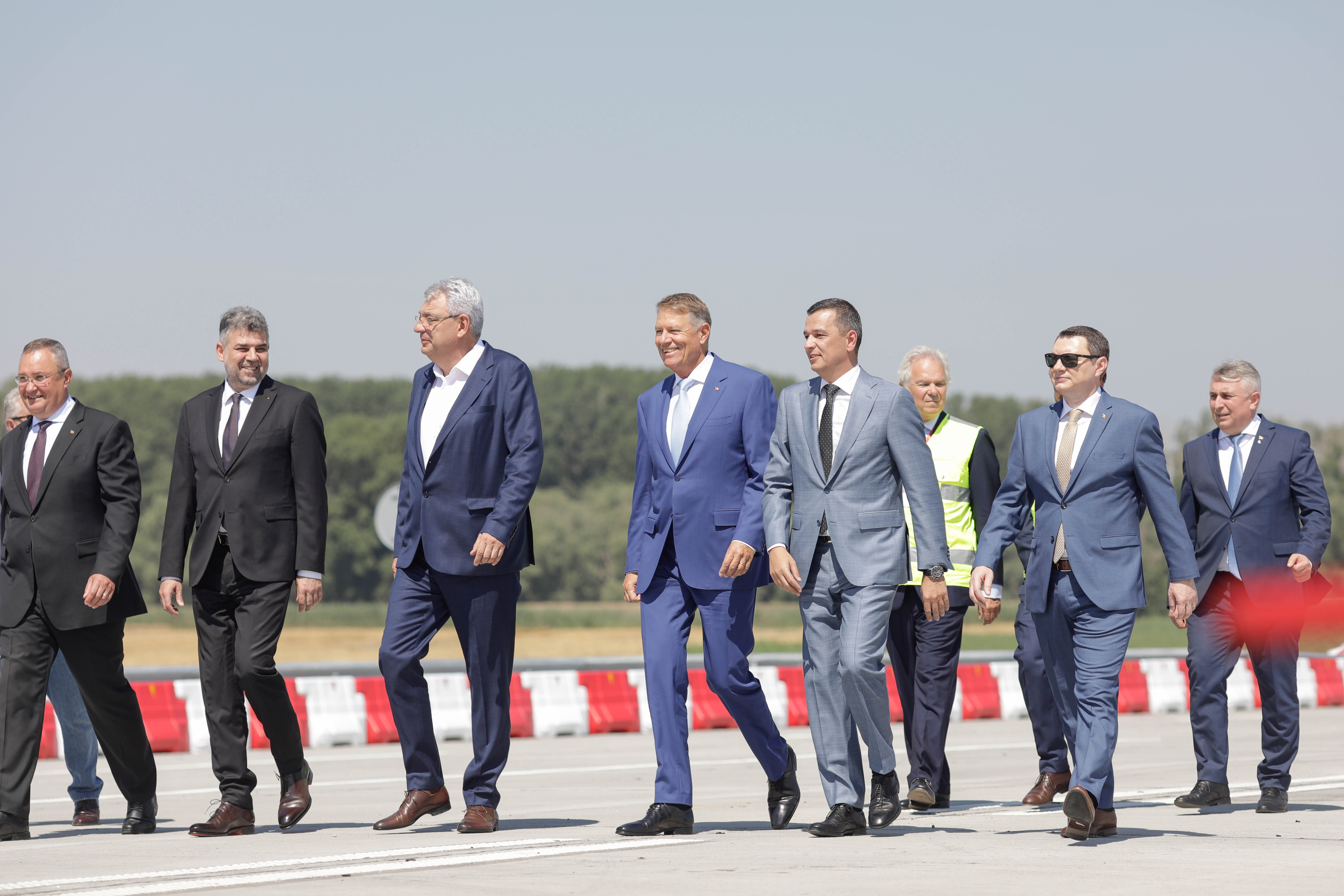 Podul suspendat peste Dunăre, deschis circulației, cu restricții pe timpul nopții. Iohannis: „Cea mai amplă construcție din ultimele 3 decenii"