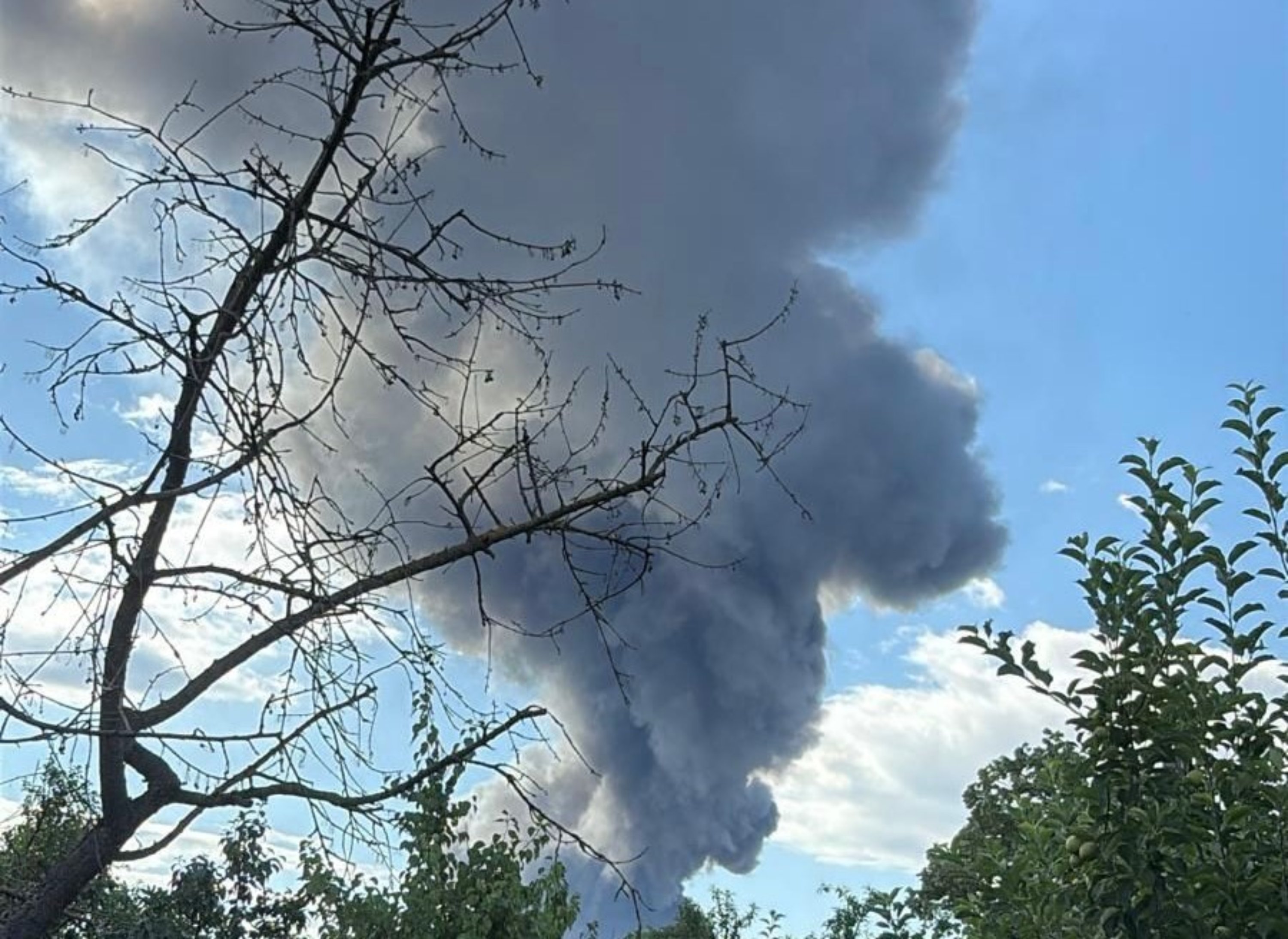 Incendiu puternic la un centru de logistică de pe Autostrada 1, a fost emis mesaj Ro-Alert. Norii uriași de fum se văd de la câțiva kilometri