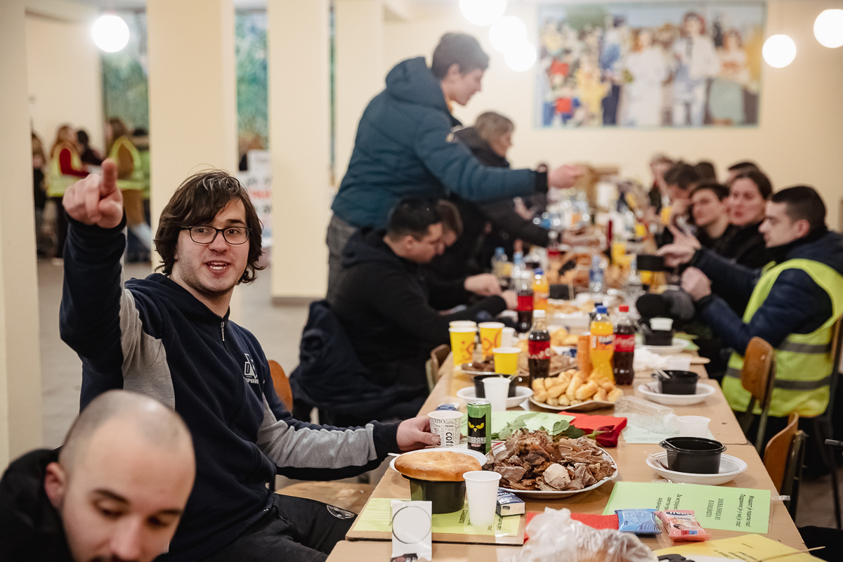 Cum protestează studenții sârbi prin marș și de ce strigă numele Laurei Kovesi