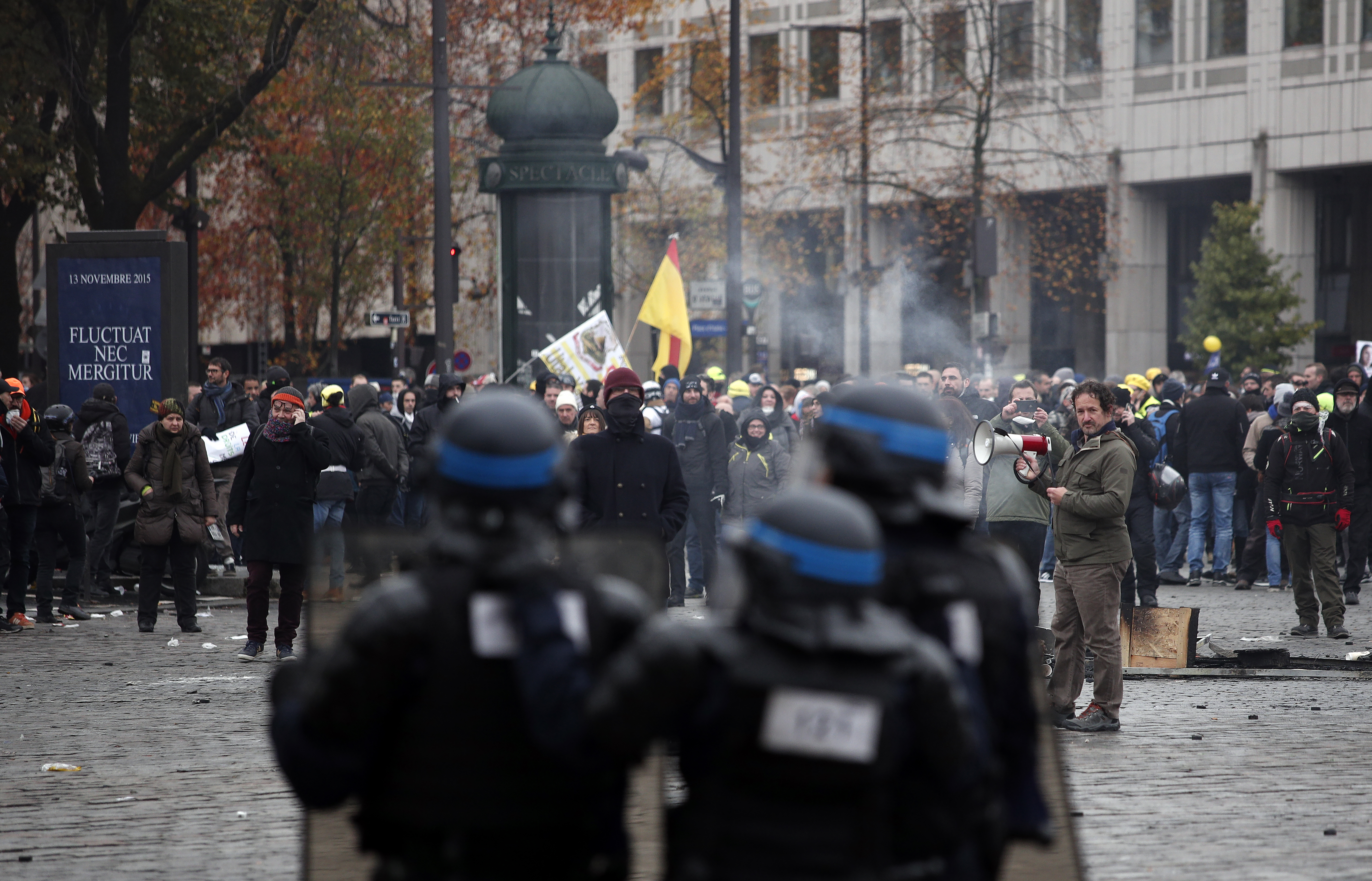 UPDATE | Noi violențe la Paris, la aniversarea unui an de la protestele „Vestelor Galbene”. Polițiștii au folosit gaze lacrimogene și au reținut peste 100 de persoane