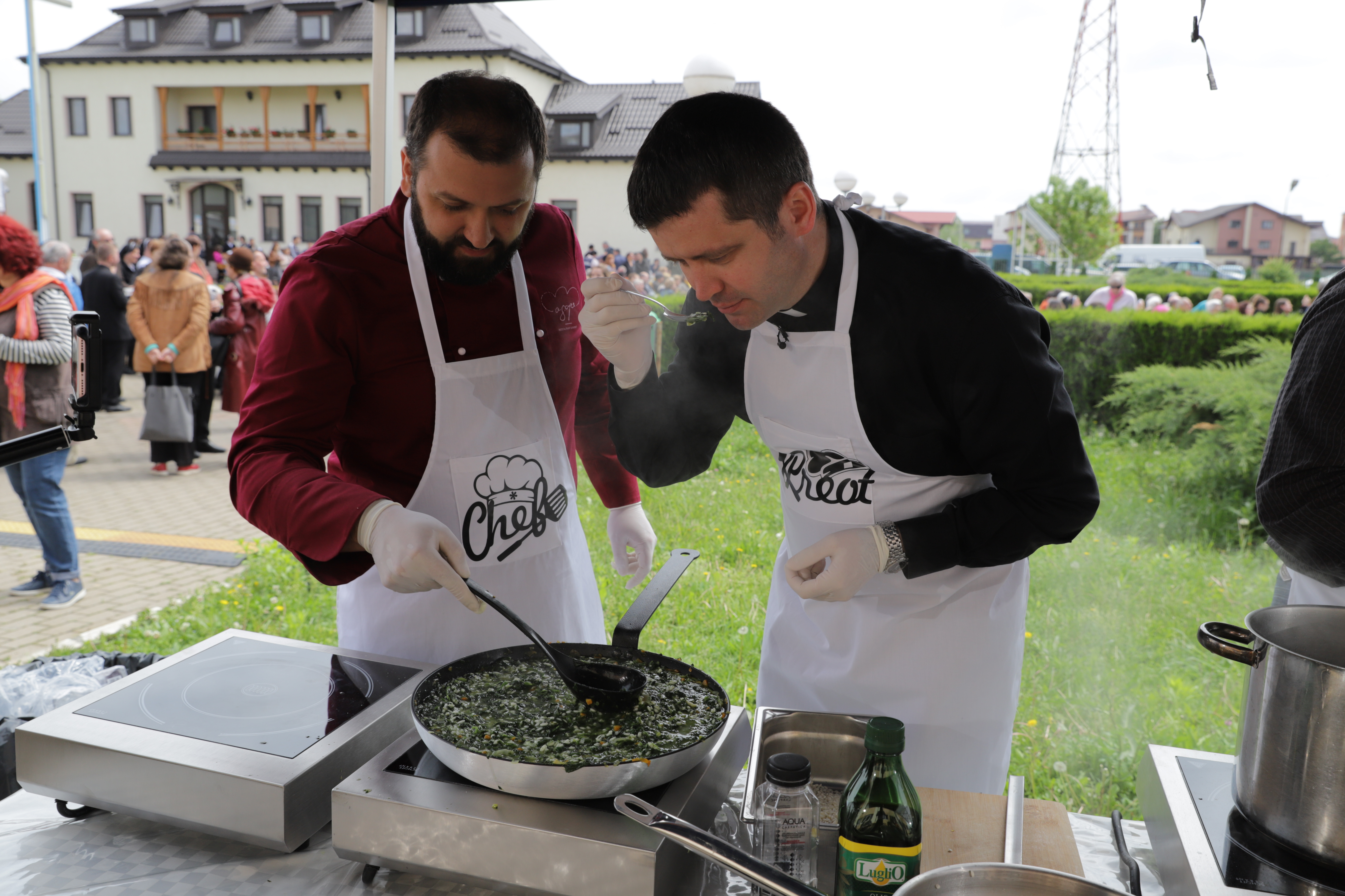 REPORTAJ/ Vată de zahăr, cântece și preoți la cratiță, în așteptarea Papei! La Mănăstirea Sfânta Agnes, din Popești-Leordeni, credincioșii catolici au intrat în atmosfera festivă a vizitei Suveranului Pontif