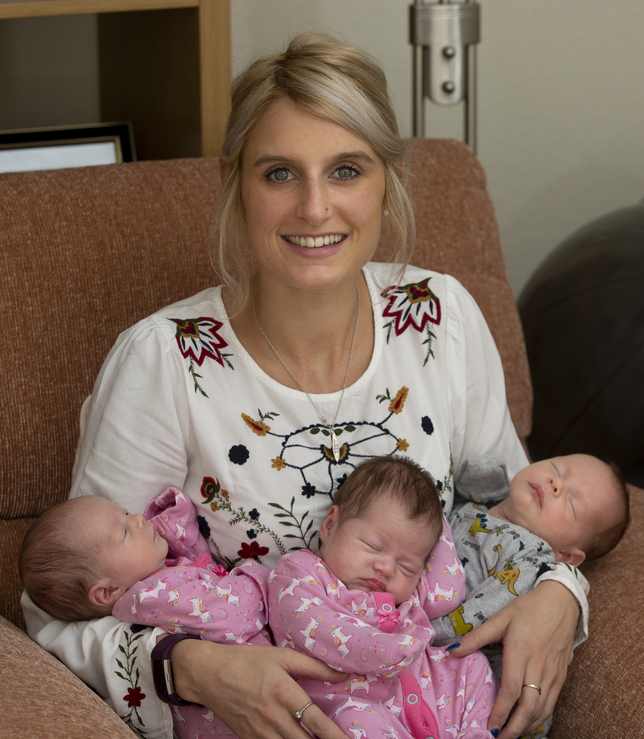 FOTO | Povestea femeii care a rămas însărcinată cu tripleți de la prima întâlnire