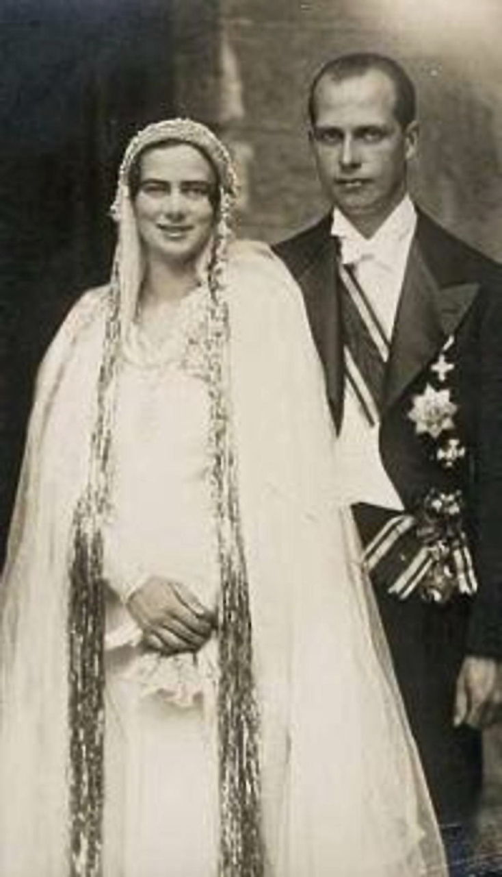 Rochia Alinei Binder, inspirată de cea a Principesei Ileana, care s-a căsătorit tot la Sinaia, acum 87 de ani