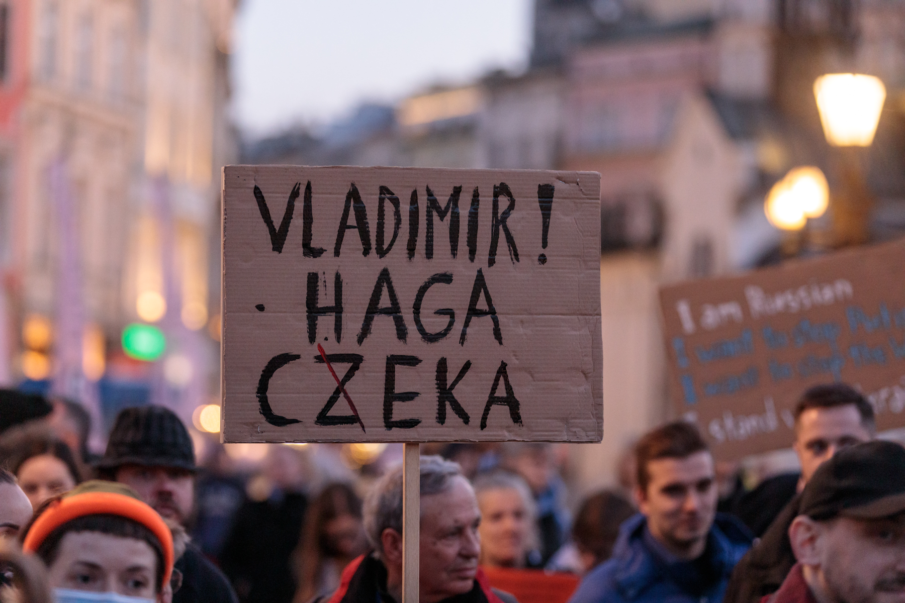 REPORTAJ. Considerați „hienele Europei” de presa rusă, care-i amenință, ca pe ucraineni, cu „denazificarea”, polonezii strigă „Ce-i cu cârpa din balcon?!” în fața steagului consulatului rus