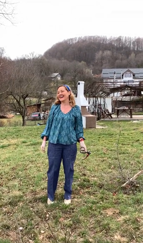 Imagini cu Elena Lasconi în grădina casei sale din Câmpulung Muscel. A dat cu sapa, a greblat, iar apoi a plantat flori de primăvară
