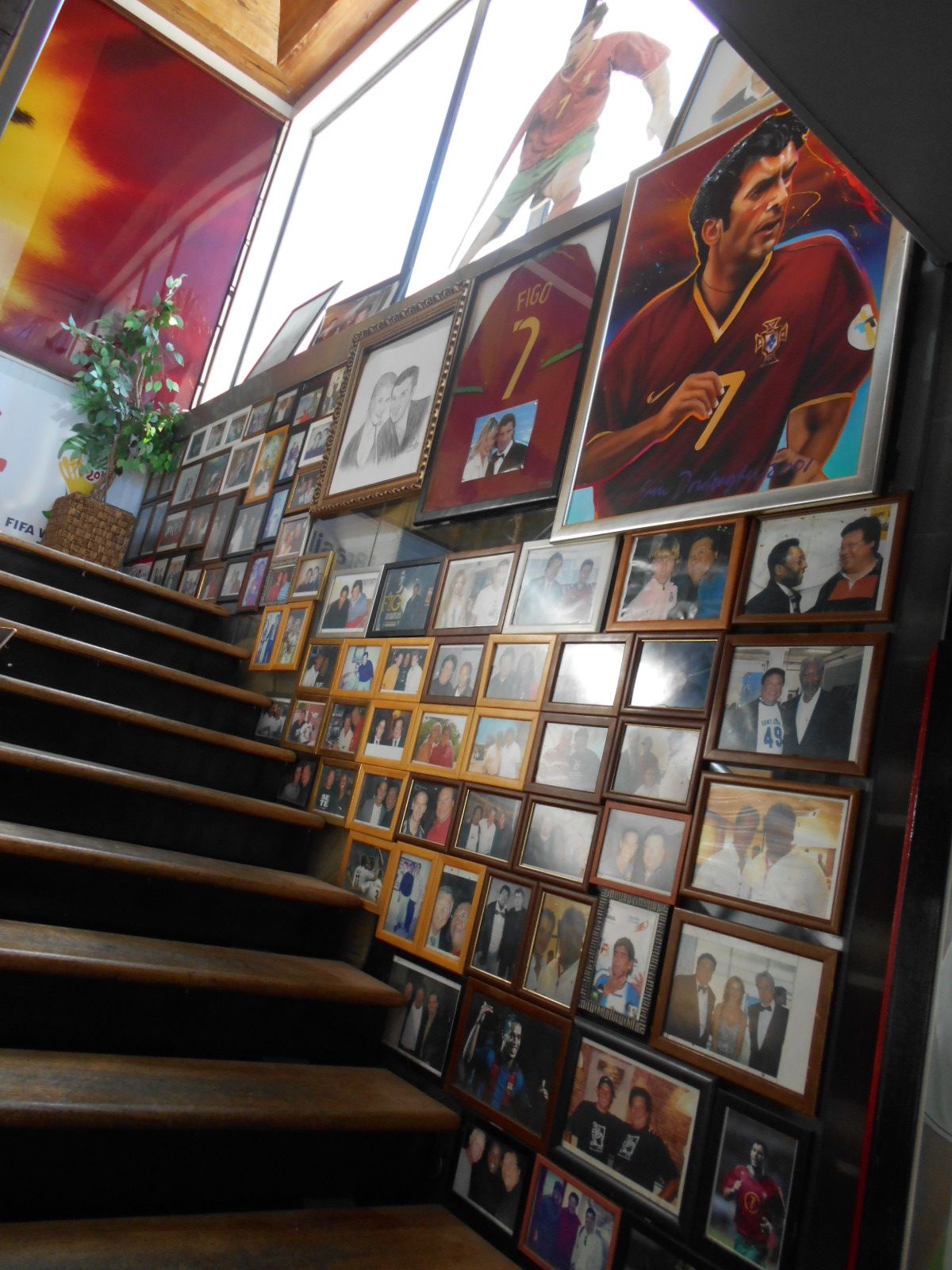 De vorbă cu chef-ul de la localul Sete Cafe, deținut de fostul mare fotbalist Luis Figo în stațiunea de lux portugheză Vilamoura, din Algarve: ^”E mort după carabineros, creveții gigant. Sunt foarte scumpi, dar el îi comandă zilnic!”