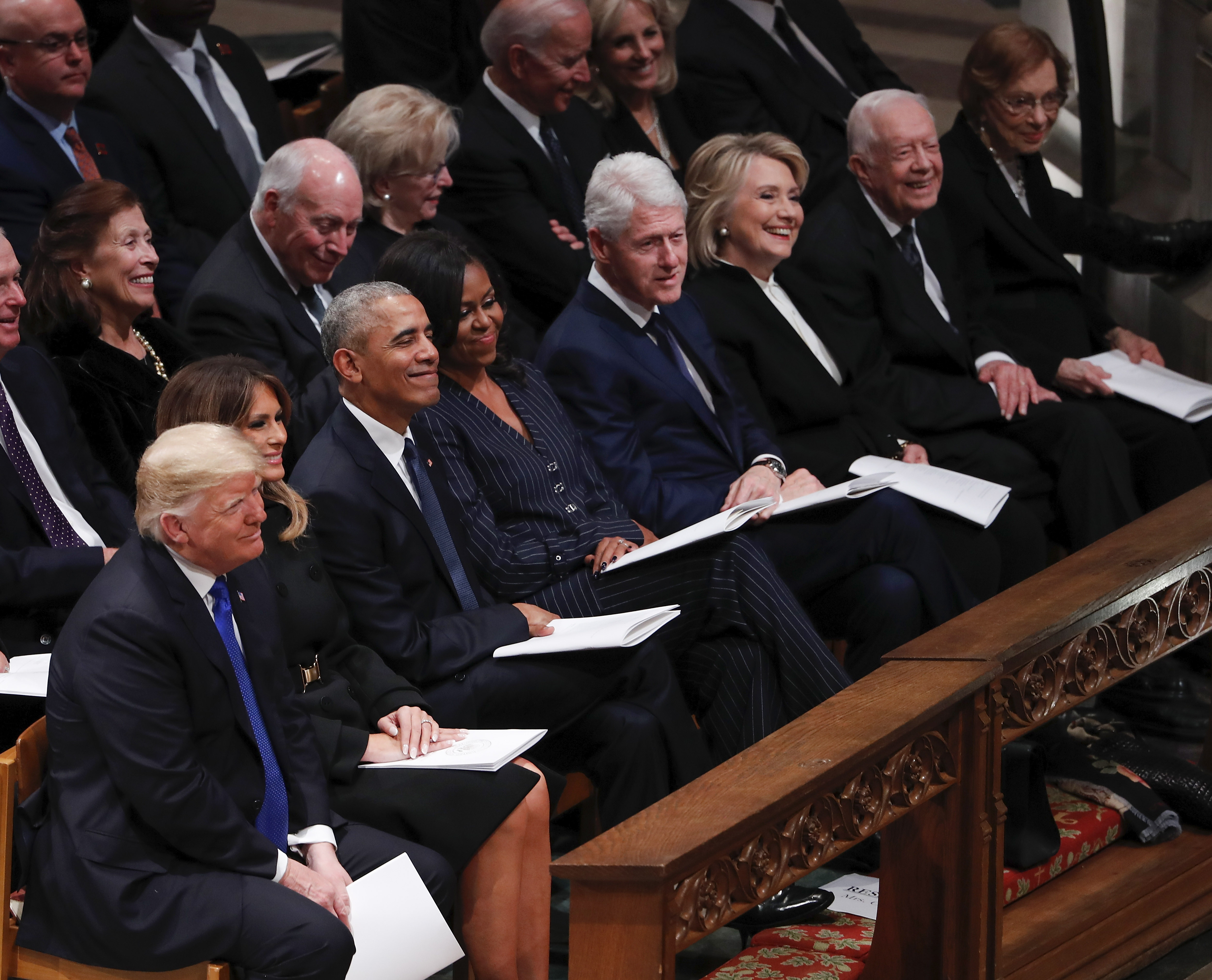 FOTO&VIDEO/ Funeralii de stat pentru George H.W. Bush. Donald Trump și Hillary Clinton s-au ignorat, deși au stat pe același rând