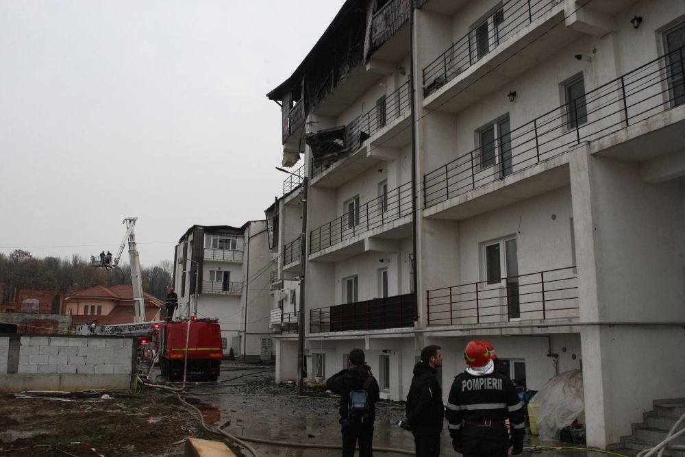 VIDEO/ Locuitorii din Chiajna aduc acuzații dure, după incendiul care a cuprins trei blocuri. "E posibil să fi rămas doar cu hainele de pe mine!”. De la ce ar fi pornit incendiul