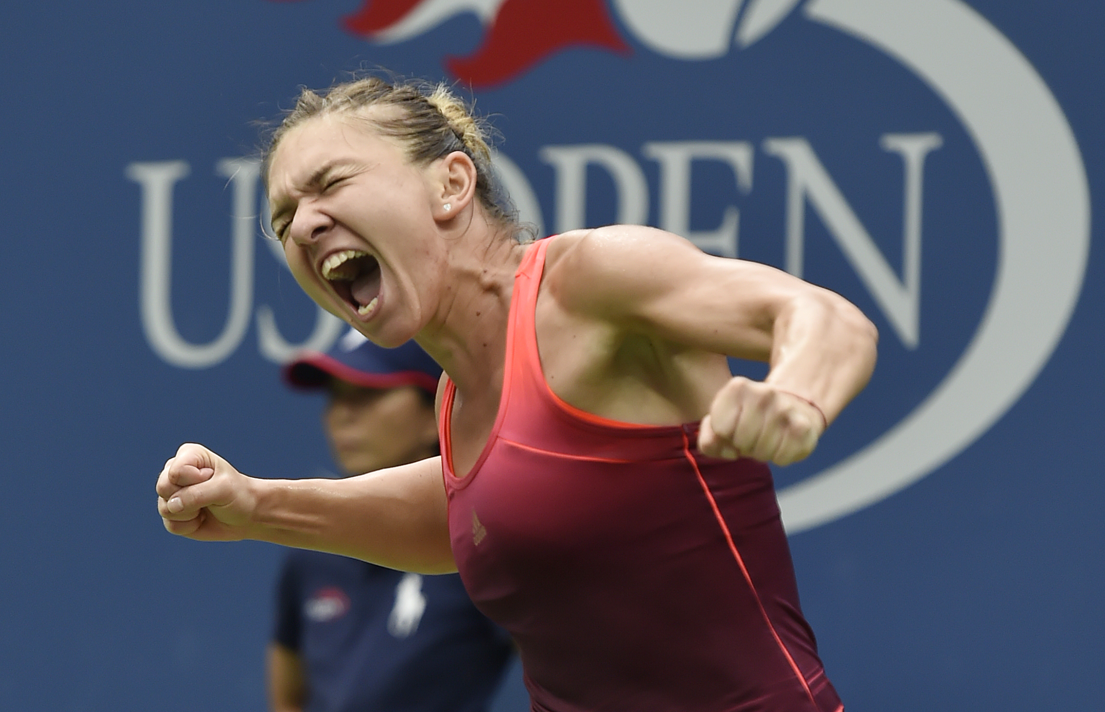 Superperformanţă realizată de Simona Halep, care a învins-o pe Victoria Azarenka, în trei seturi, şi s-a calificat în semifinalele de la US Open. Românca a condus ostilităţile în primul set, l-a cedat pe cel secund, dar a fost formidabilă în decisiv. Meciul a fost întrerupt o oră în ultimul act din cauza ploii. Simona a egalat performanţa Irinei Spârlea din 1997 / LIVE BLOG & SUPERGALERIE FOTO