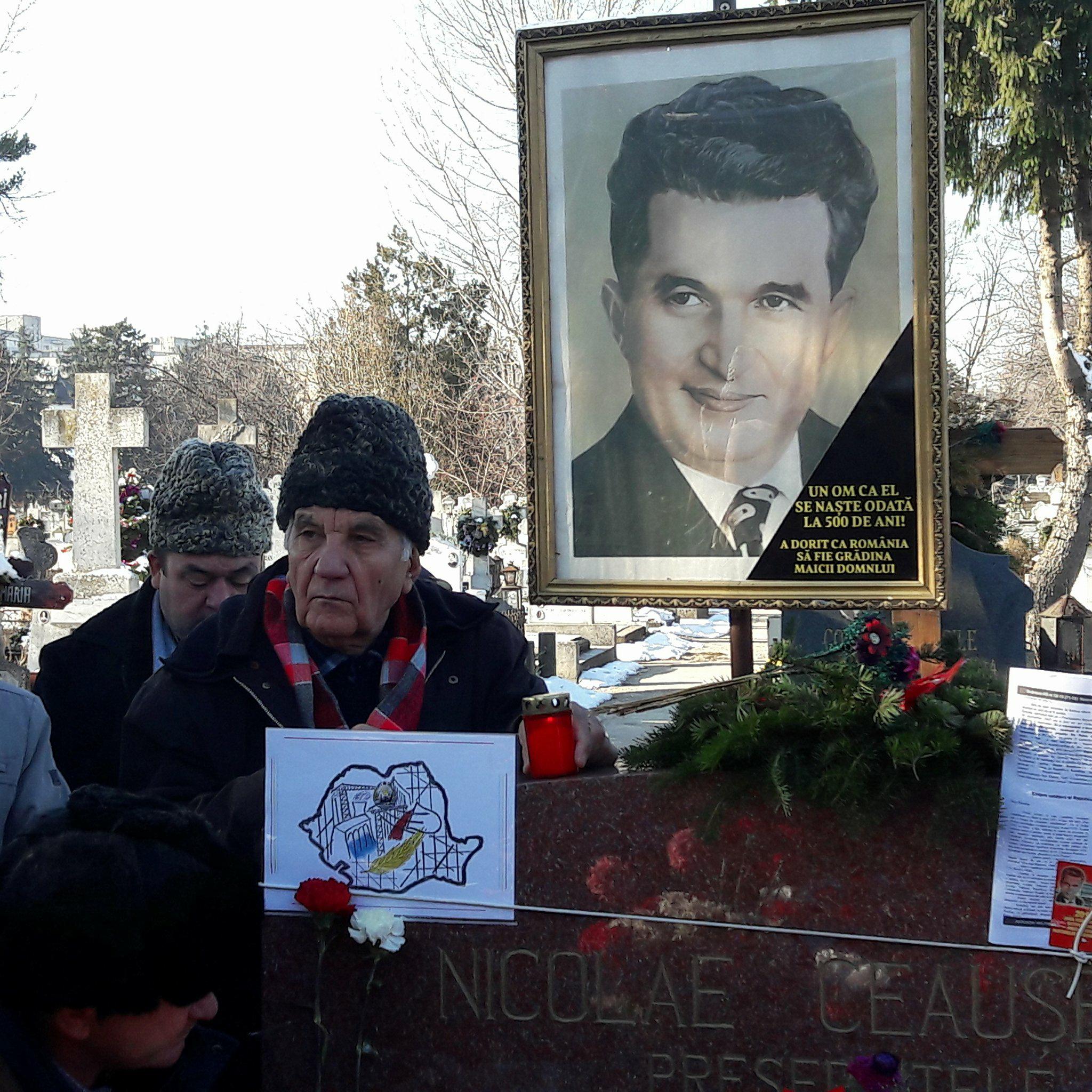 Nicolae Ceaușescu ar fi împlinit 100 de ani. Zeci de nostalgici s-au adunat la cimitirul Ghencea / FOTO