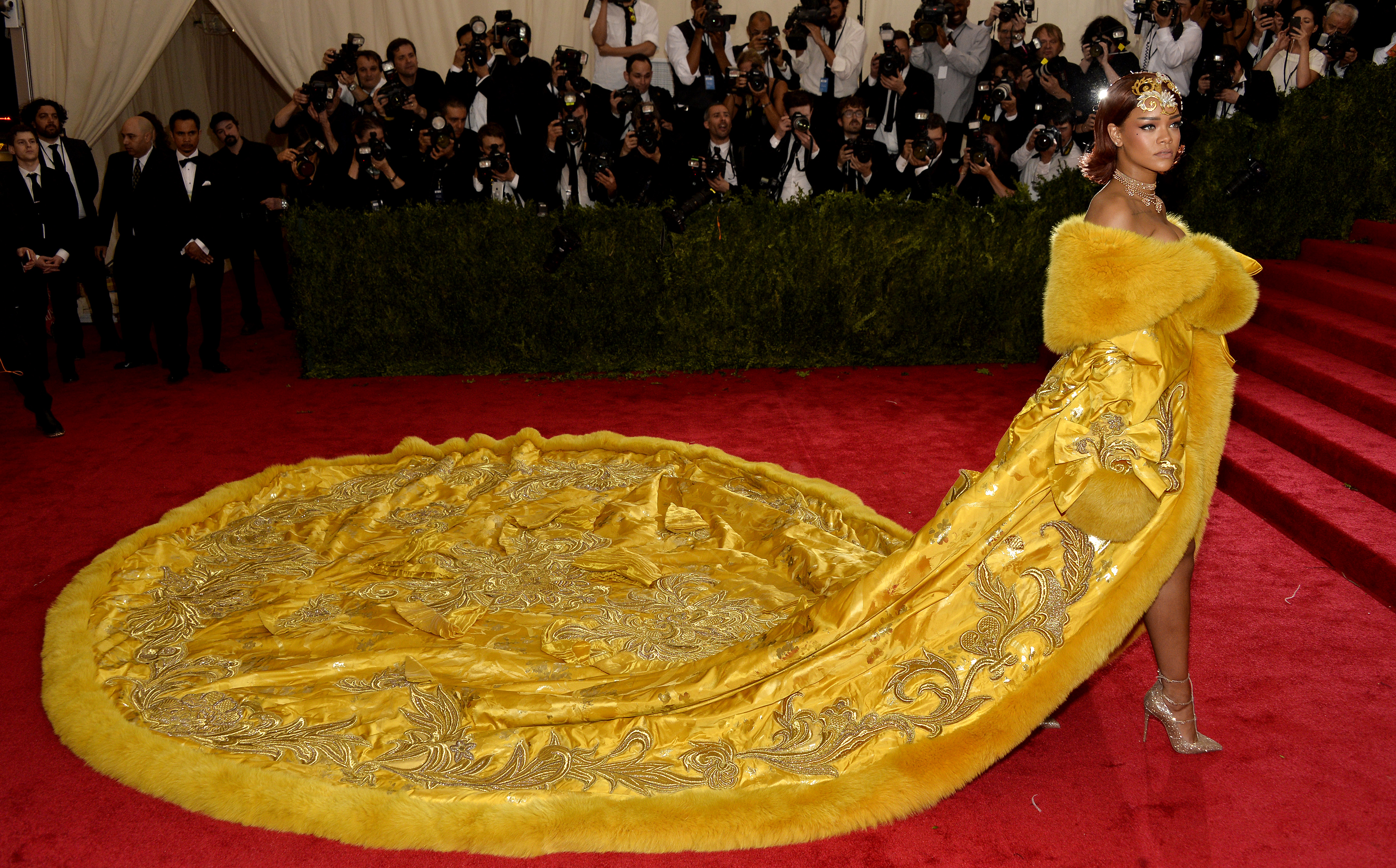 Rihanna i-a închis gura lui Mayweather! / GALERIE FOTO HOT