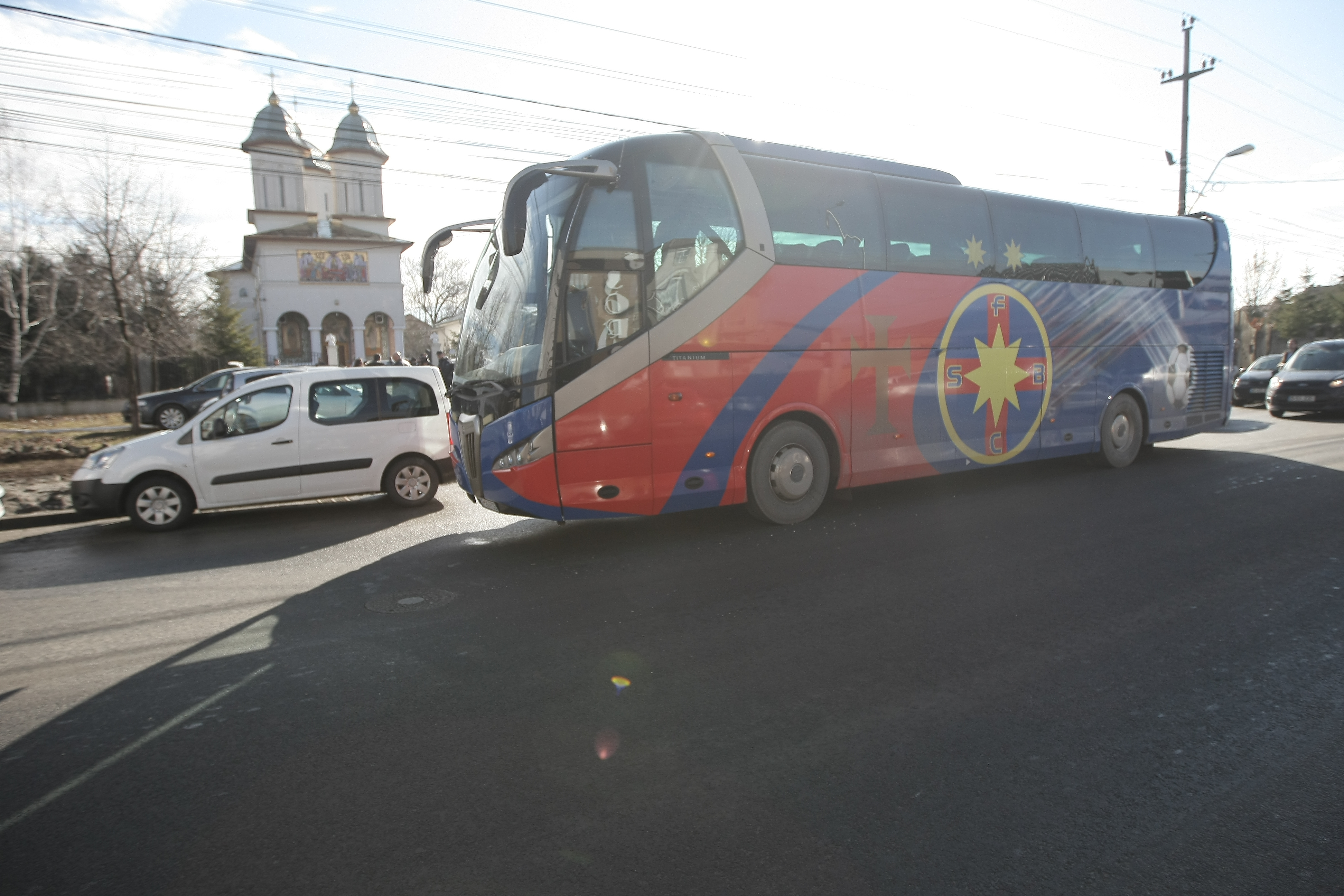 Rugă pentru titlu! Steliștii, cu autocarul la biserică! ^Gigi a apărut cu un Maybach nou! ”MM Stoica va fi eliberat luni”/ FOTO&VIDEO