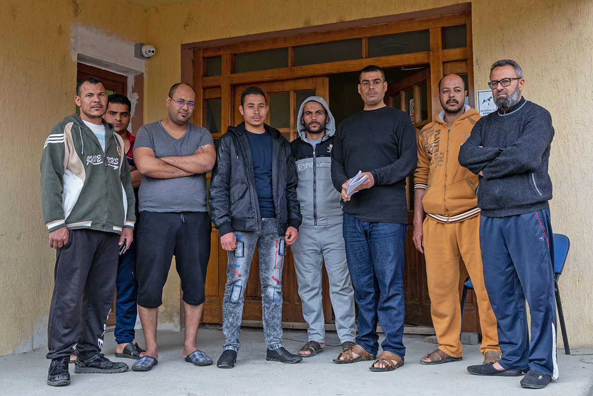 “Am venit aici să muncim, nu să mâncăm de la Crucea Roșie”. Disperarea a 45 de muncitori egipteni și tunisieni din Sibiu, abandonați de un afacerist care escrochează dându-se vărul lui Raed Arafat (I)
